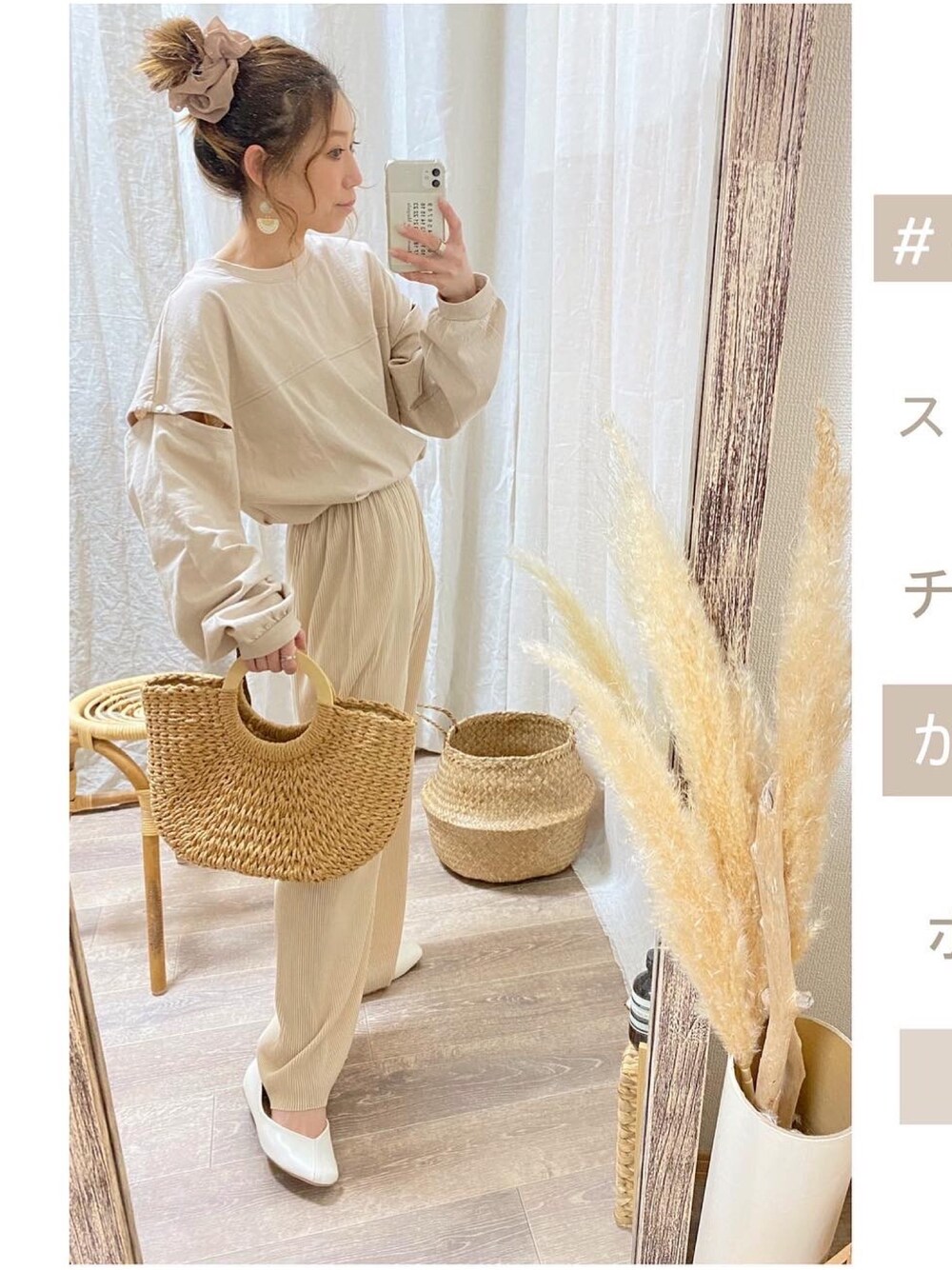 ホワイト系のTシャツ/カットソー、ホワイト系のパンプス、ベージュ系のパンツを着用したレディースの春コーディネートの1枚目の写真