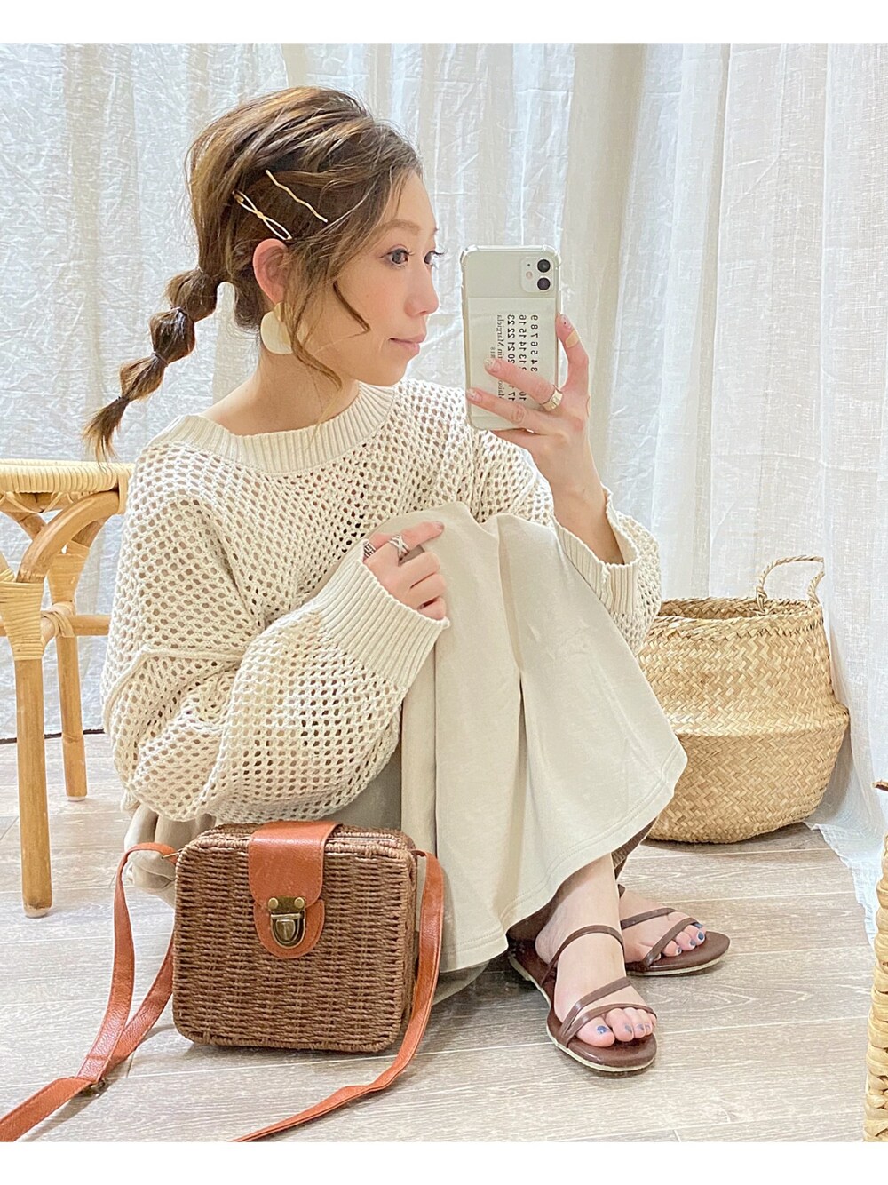 ベージュ系のニット/セーター、ベージュ系のワンピース、ブラウン系のサンダルを着用したレディースの春コーディネートの1枚目の写真