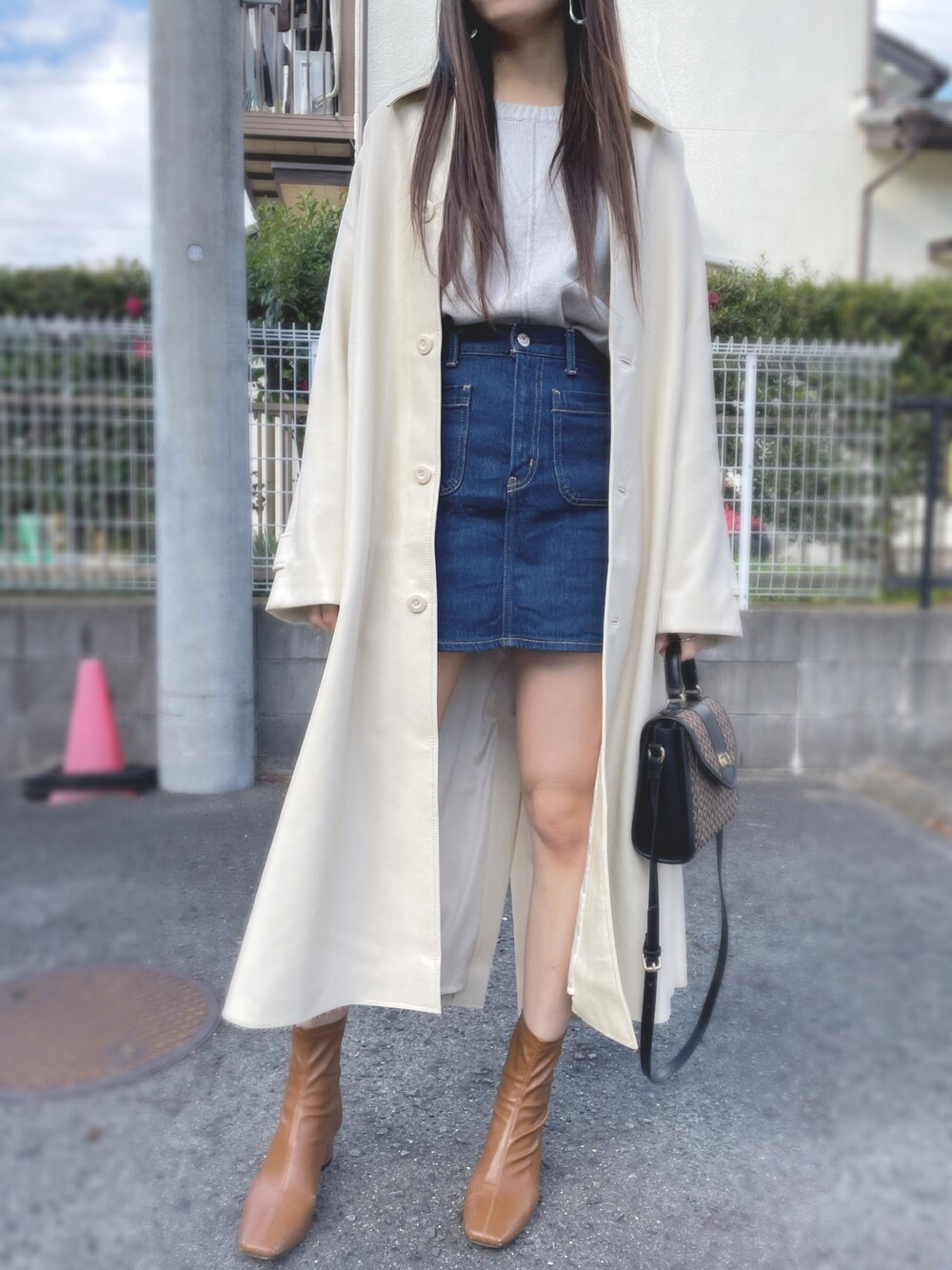 「ライダースコート、春コーデ、ミニスカート、ショートブーツ、ロングコート」｜「MOUSSYのF/LEATHER BAL COLLAR コート（ステンカラーコート、ホワイト系）」を使った、asukaさん（レディース・163cm）の春コーディネートの1枚目の写真