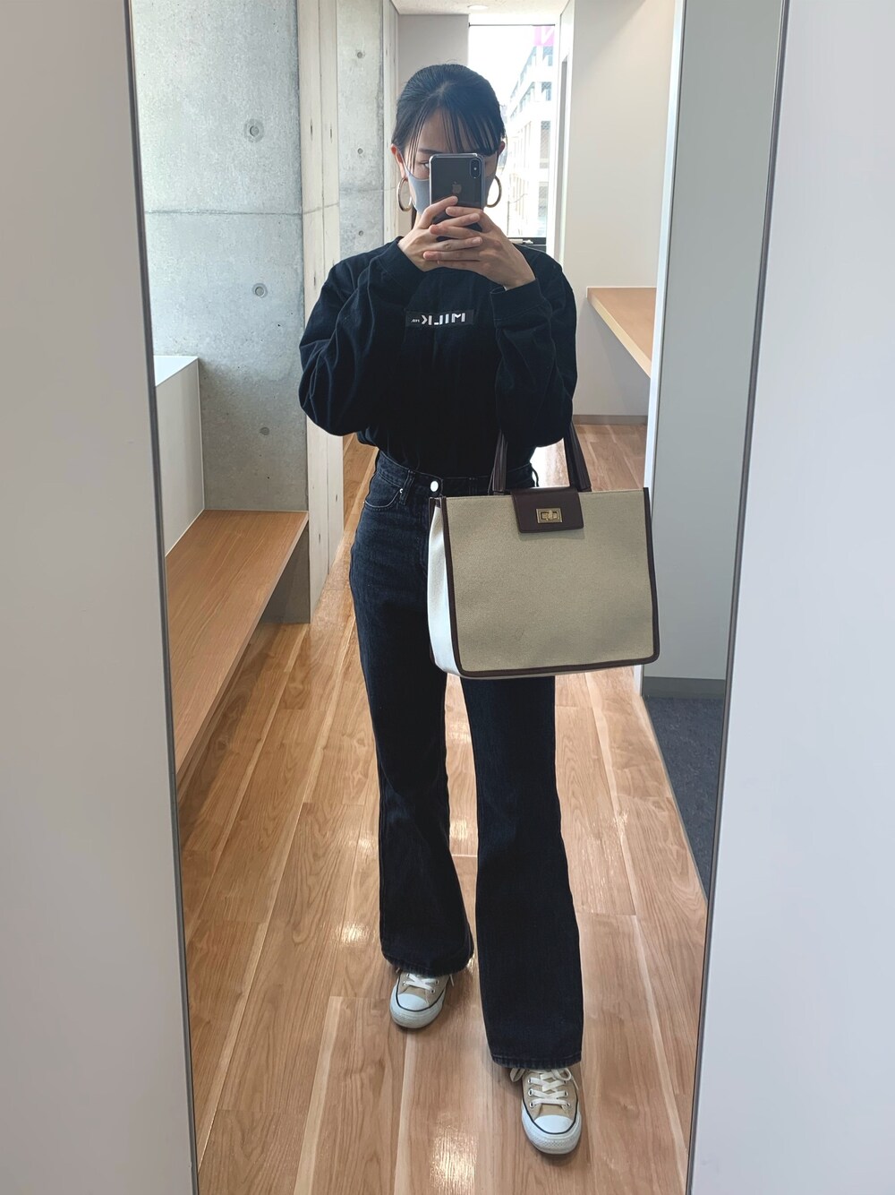 「シンプルコーデ、大学生、ミルクフェド、ロンT、デニム、ワイドパンツ、ラクチンコーデ、シンプル」｜「MILKFED.のBIG LS TEE EMBROIDERED BAR（Tシャツ/カットソー、ブラック系）」を使った、asukaさん（レディース・163cm）の春コーディネートの1枚目の写真