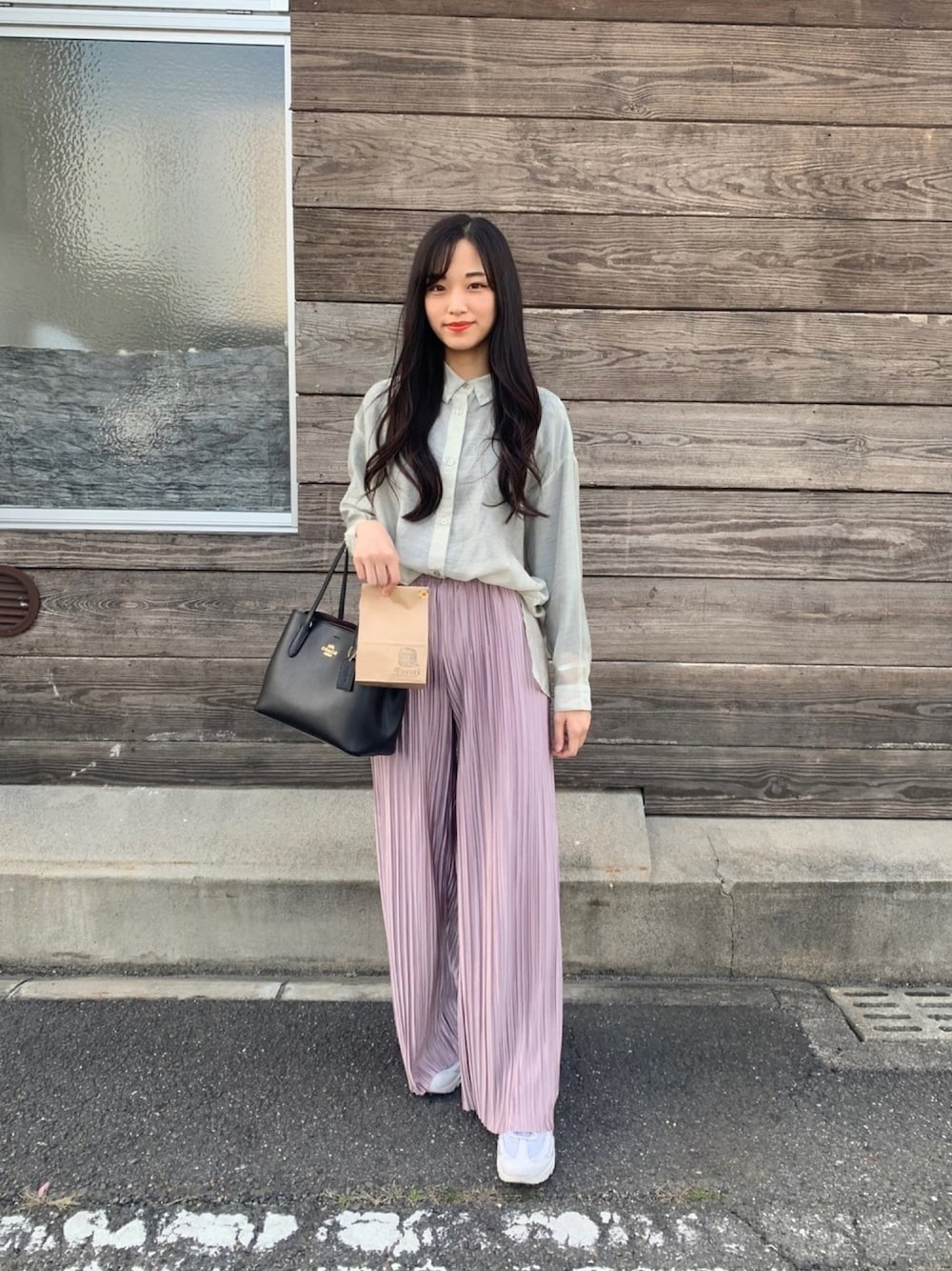 「春コーデ、カジュアル、シースルー、プリーツパンツ、エアマックス、パステルカラー、シャツスタイル、ストレートパンツ、カジュアルコーデ、お洒落さんとつながりたい」｜「Mayreeの【Mayree】シースルー オーバーサイズブラウス/ シアーブラウス（シャツ/ブラウス、グリーン系）」を使った、asukaさん（レディース・163cm）の春コーディネートの1枚目の写真