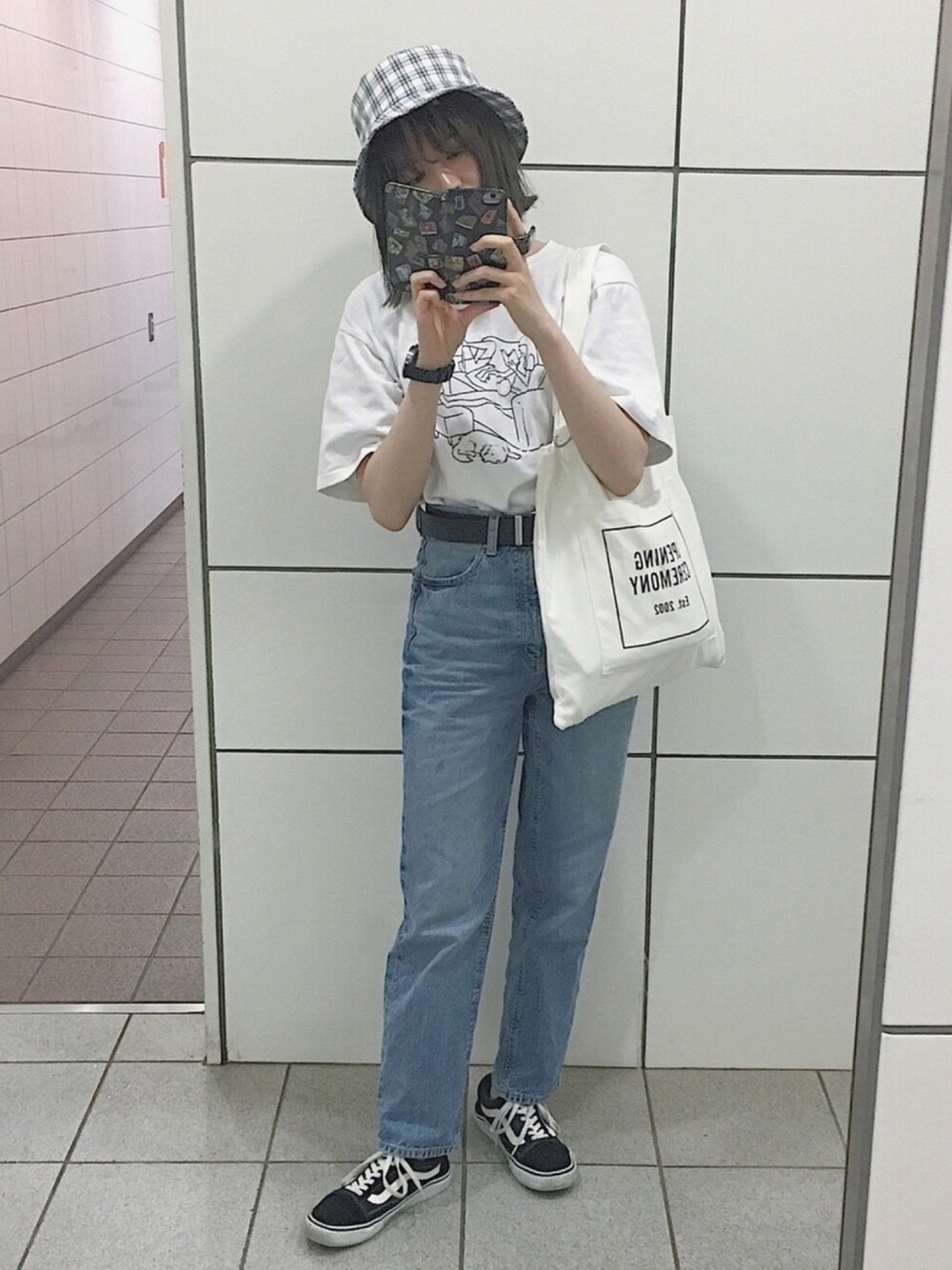 「カジュアルコーデ、アイラブメンズライク、バケットハット、デニムパンツ、韓国ファッション、ohotoro、FOREVER 21、OPENING CEREMONY、VANS」｜「OPENING CEREMONYのアイテム（トートバッグ、ホワイト系）」を使った、ayakaさん（レディース・160cm）の春コーディネートの1枚目の写真