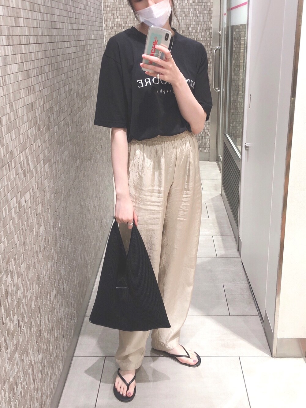 「夏コーデ、シンプル、オトナカジュアル、Tシャツ、サテンパンツ、サンダル、ビーチサンダル、マルジェラ、MM6、TKEES」｜「ISOOKのVINTAGE LIKE SATIN PT（その他パンツ、ベージュ系）」を使った、ayakaさん（レディース・161cm）の夏コーディネートの1枚目の写真