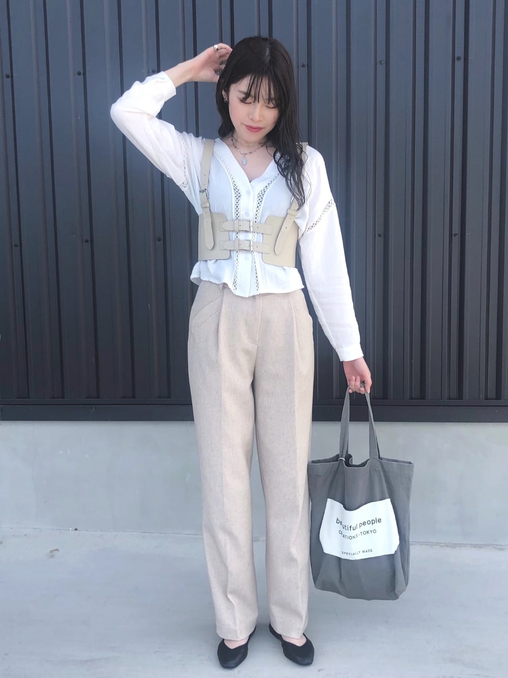 「秋コーデ、秋服、今日のコーデ、きれいめカジュアル、シンプル、ベージュ、パンツスタイル、ブラウス、バレエシューズ、ハーネス」｜「fifthのVネックラインデザインブラウス（シャツ/ブラウス、ホワイト系）」を使った、ayakaさん（レディース・161cm）の秋コーディネートの1枚目の写真