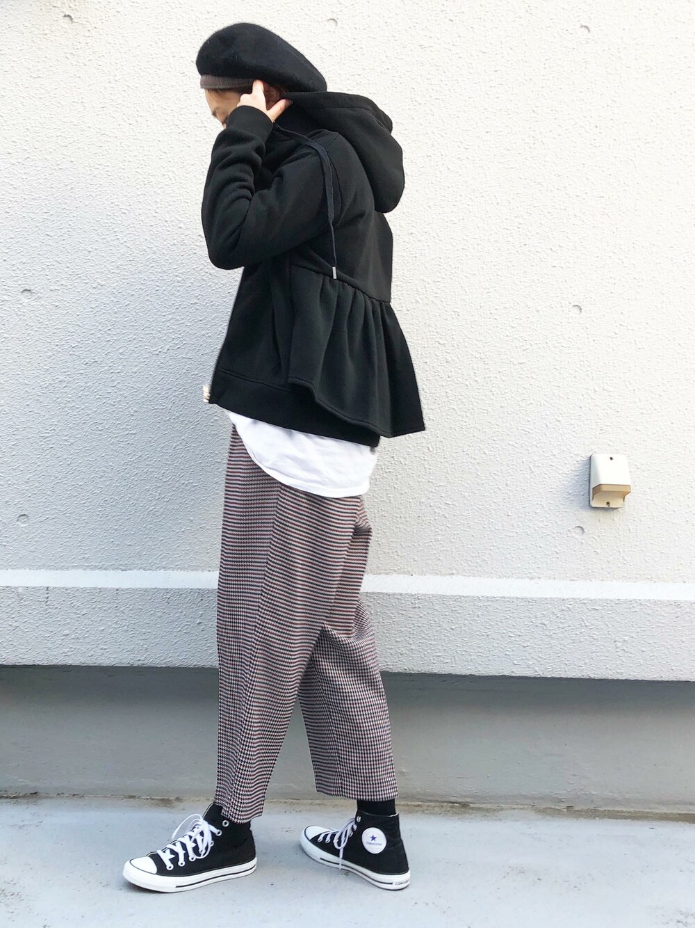 ブラック系のパーカー、レッド系のその他パンツを着用したレディースの冬コーディネートの1枚目の写真