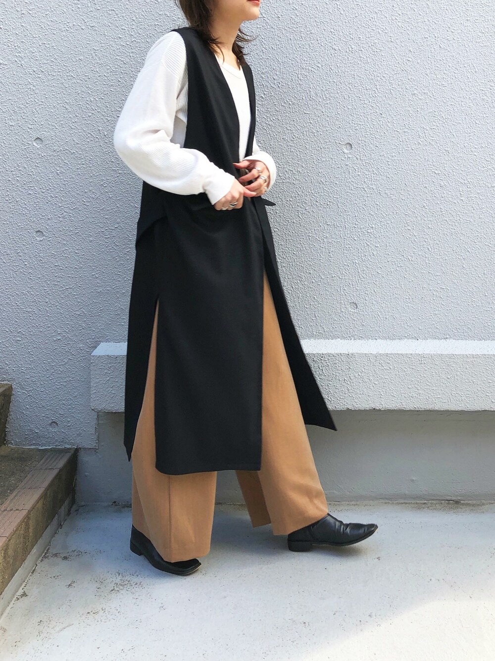 「サロペット、へリンボーン、大人カジュアル、ジレ、カジュアルコーデ、ロングベスト、ロングジレ、piccin、PICCINPRIMA、ジレコーデ」｜「PICCINのカラーレスロングジレ（ベスト、ブラック系）」を使った、PICCIN PRESSさん（レディース・164cm）の冬コーディネートの1枚目の写真