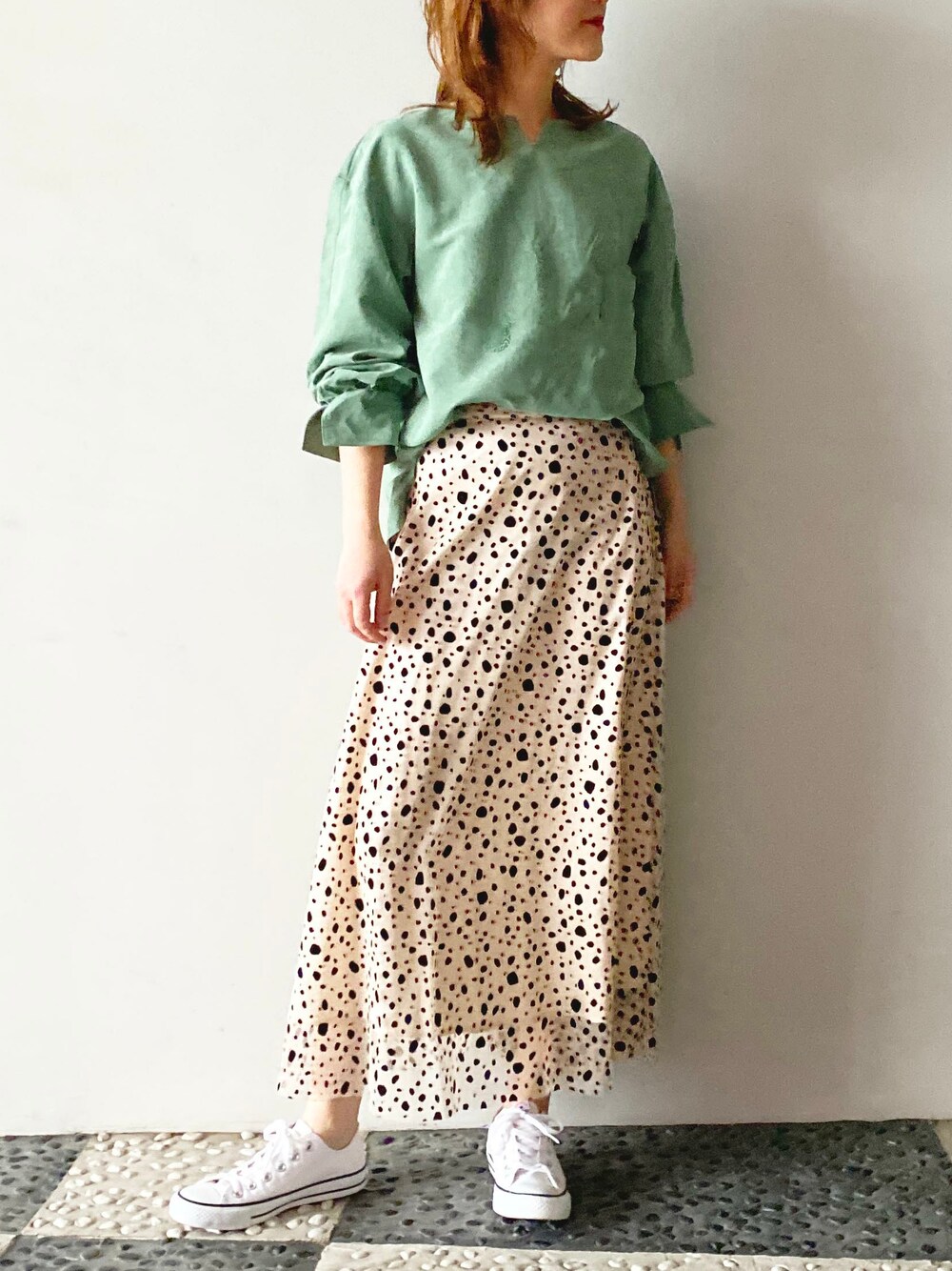 グリーン系のTシャツ/カットソー、ホワイト系のスカートを着用したレディースの冬コーディネートの1枚目の写真