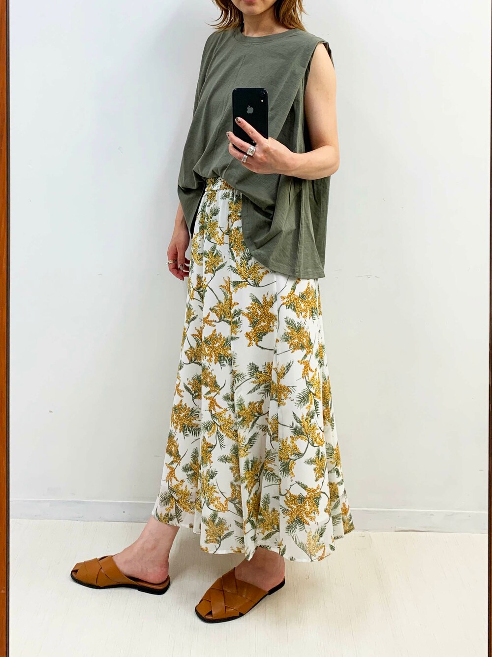 グリーン系のTシャツ/カットソー、ホワイト系のスカートを着用したレディースの夏コーディネートの1枚目の写真