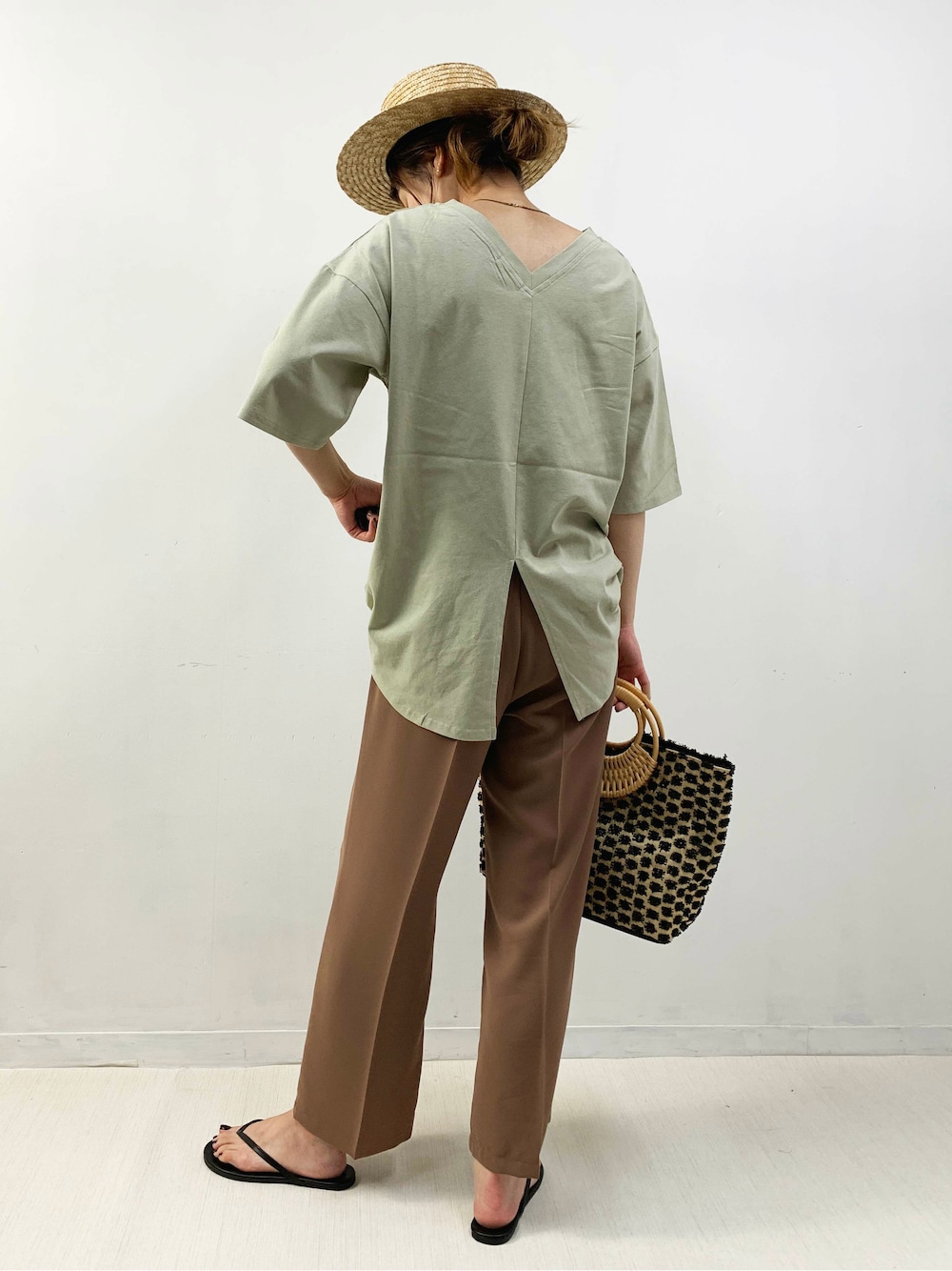 グリーン系のTシャツ/カットソー、イエロー系のその他パンツを着用したレディースの夏コーディネートの1枚目の写真