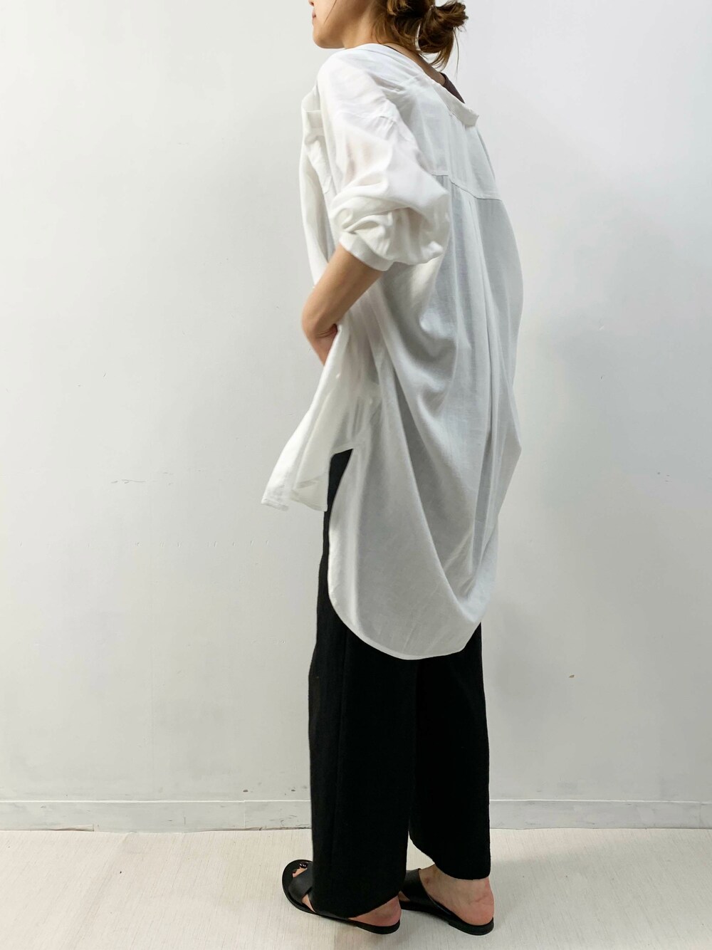 ホワイト系のシャツ/ブラウスを着用したレディースの夏コーディネートの1枚目の写真