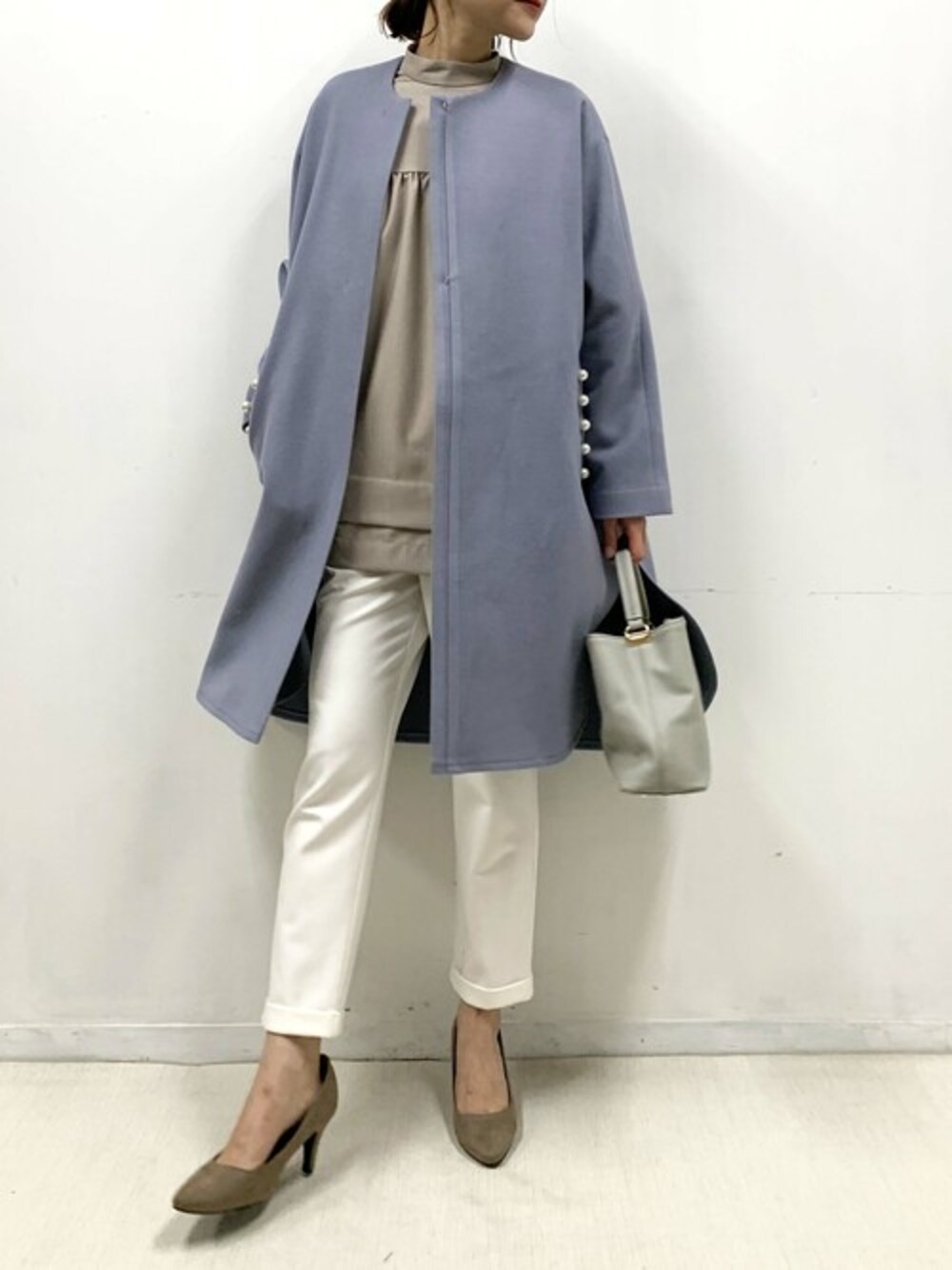 グレー系のその他アウター、ベージュ系のシャツ/ブラウス、ホワイト系のその他パンツを着用したレディースの冬コーディネートの1枚目の写真