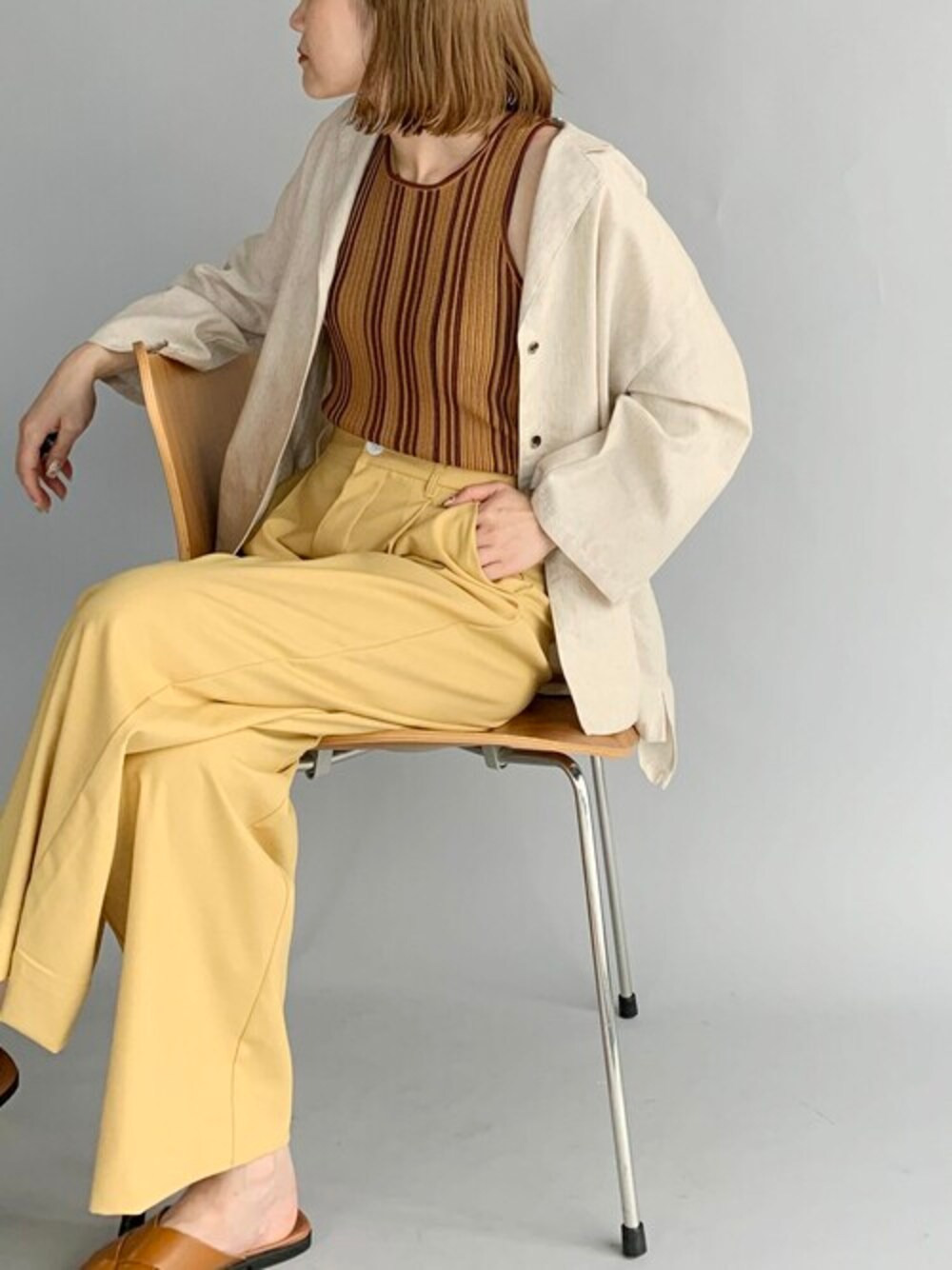 イエロー系のその他パンツ、ベージュ系のテーラードジャケットを着用したレディースの夏コーディネートの1枚目の写真