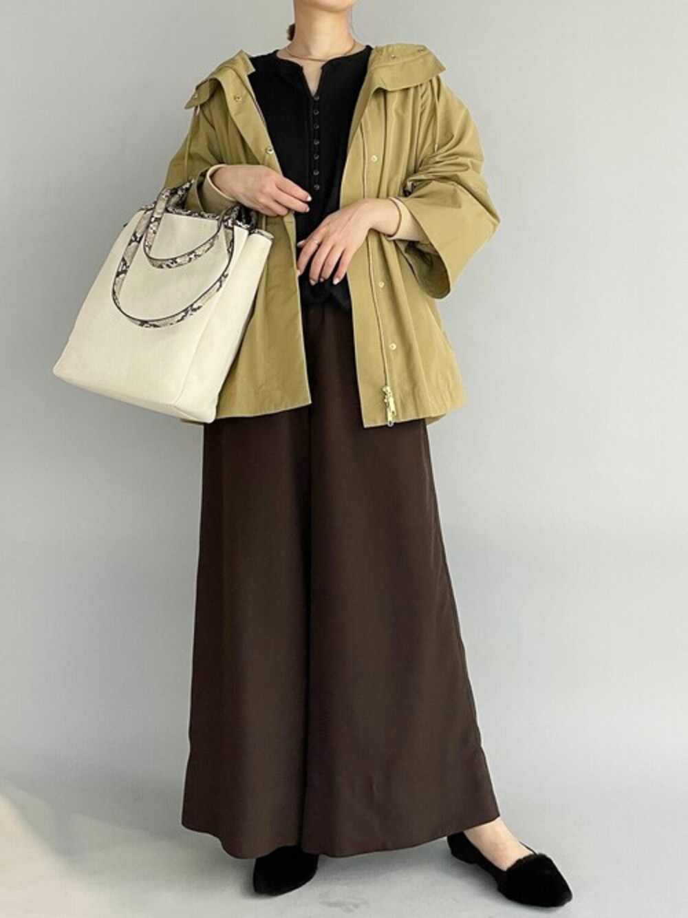 ベージュ系のマウンテンパーカーを着用したレディースの秋コーディネートの1枚目の写真