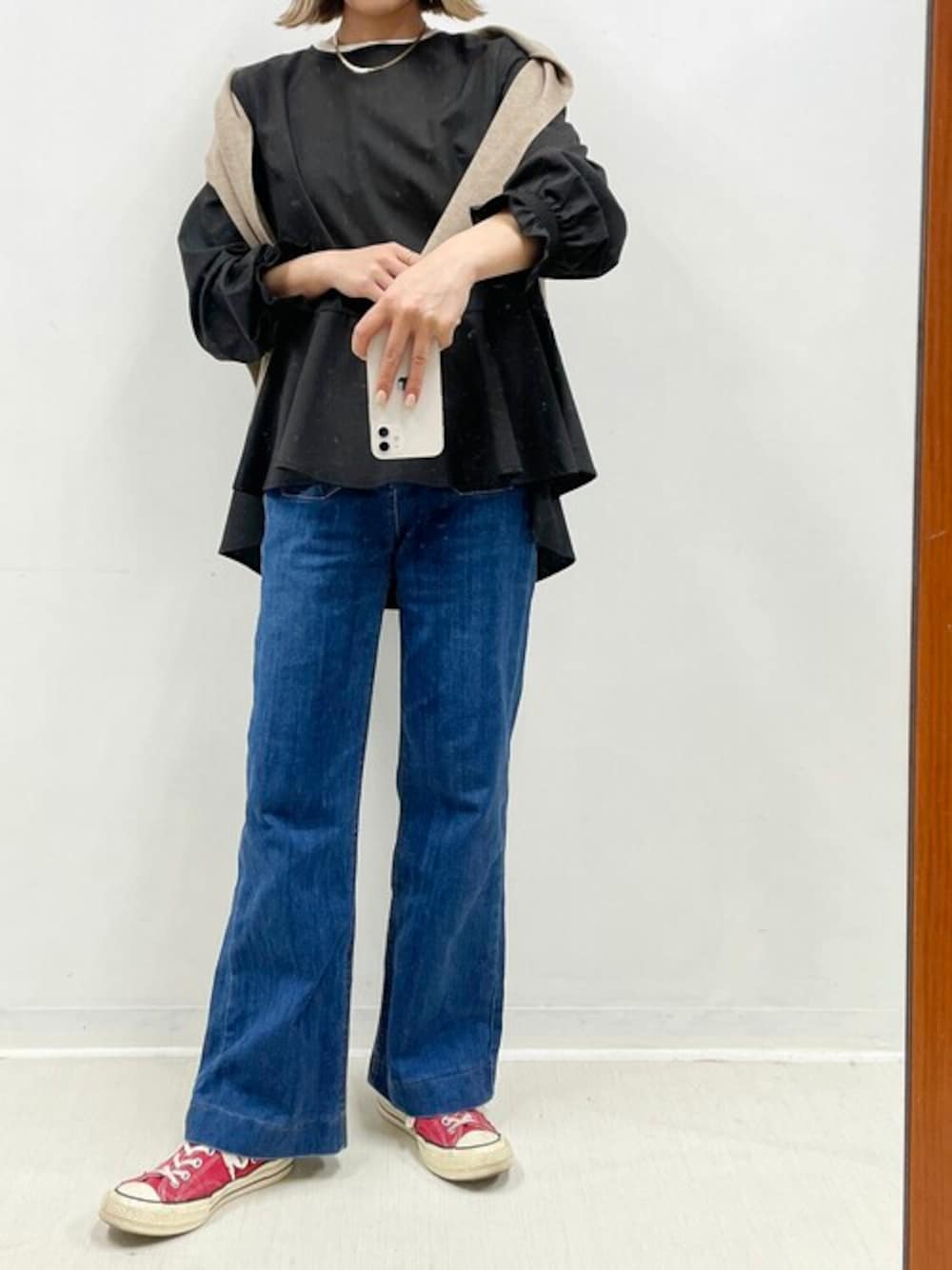 ブラック系のシャツ/ブラウス、ベージュ系のカーディガン/ボレロを着用したレディースの秋コーディネートの1枚目の写真