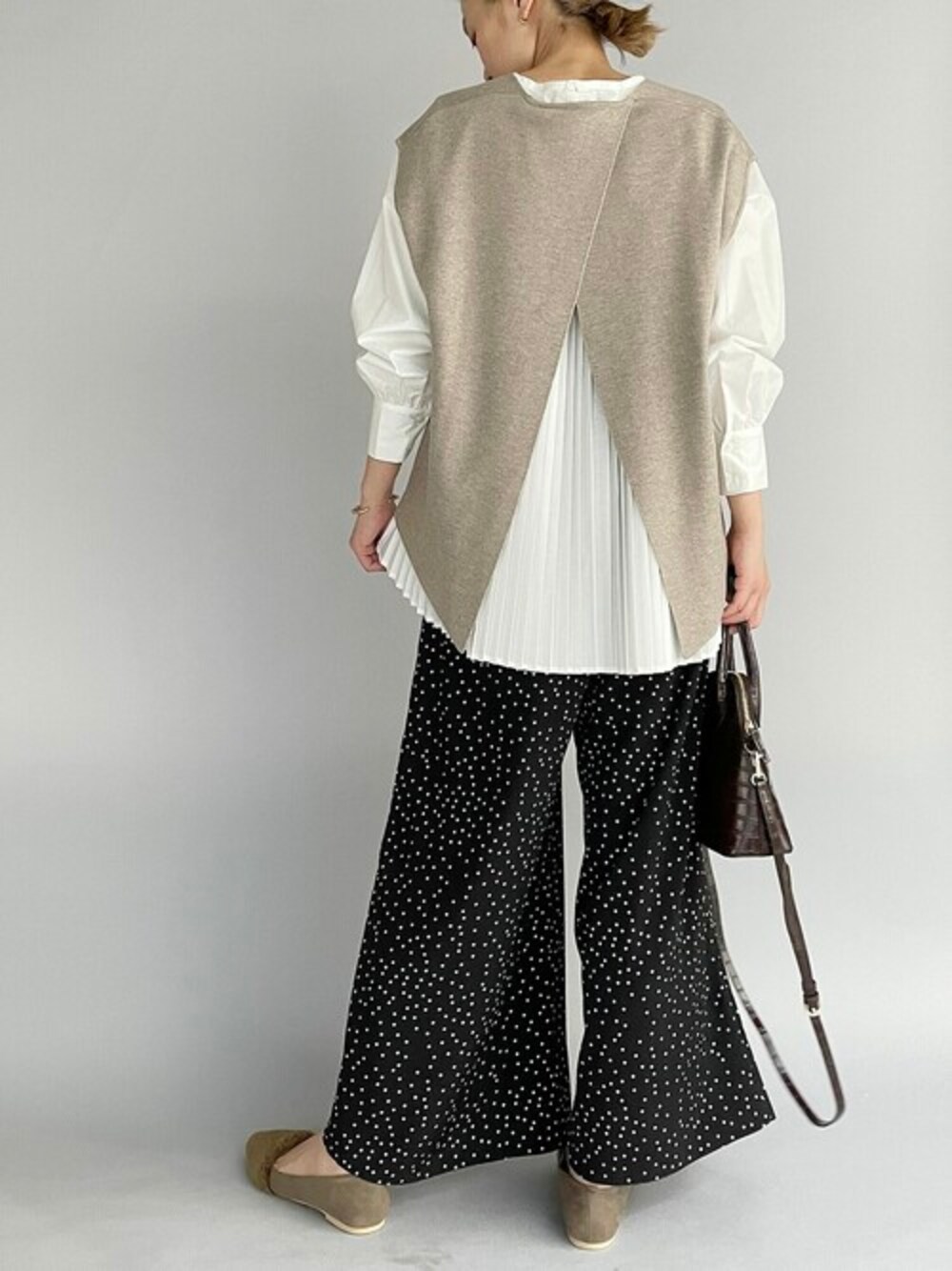 ベージュ系のシャツ/ブラウス、ブラック系のその他パンツを着用したレディースの秋コーディネートの1枚目の写真