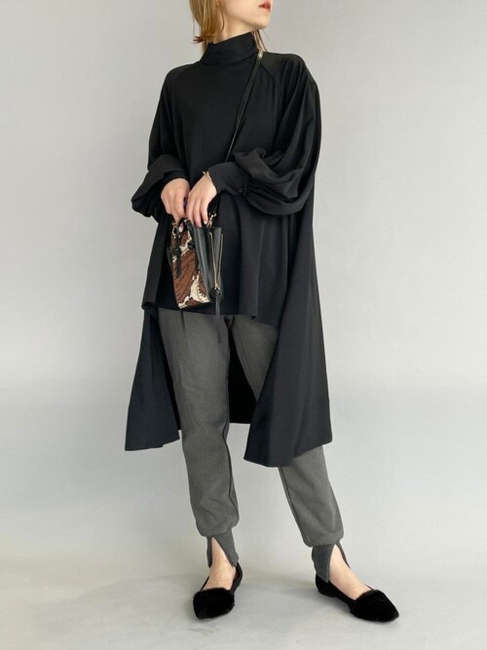 ブラック系のシャツ/ブラウス、グレー系のその他パンツを着用したレディースの秋コーディネートの1枚目の写真