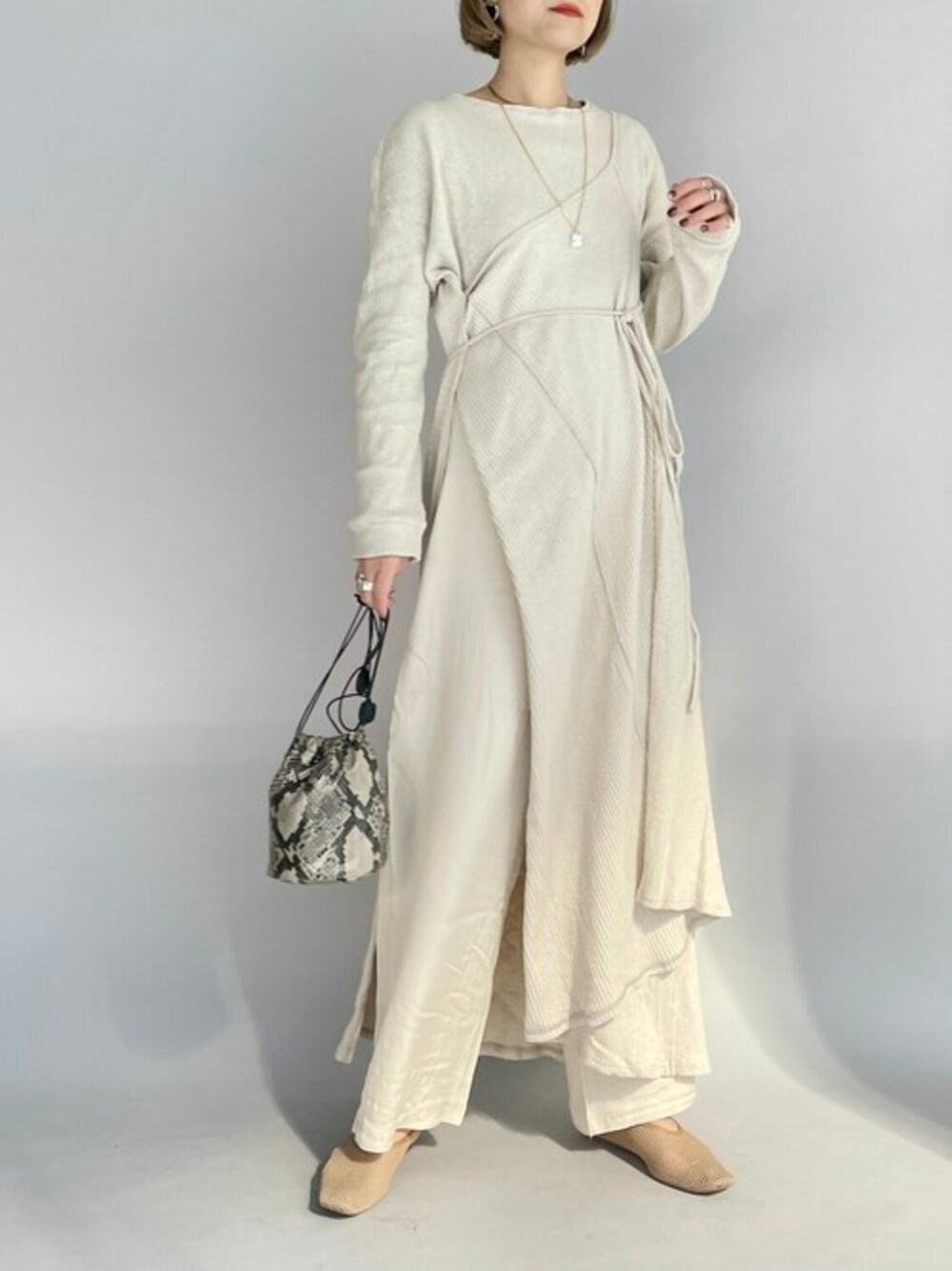 ベージュ系のTシャツ/カットソー、ブラック系のショルダーバッグを着用したレディースの秋コーディネートの1枚目の写真