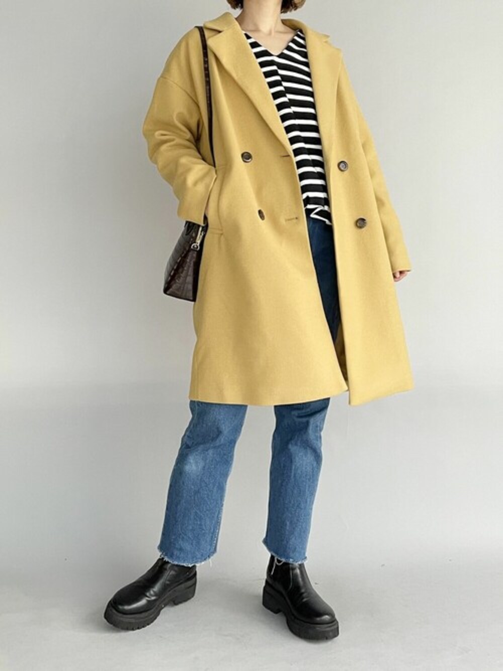 イエロー系のその他アウター、ブラック系のTシャツ/カットソーを着用したレディースの秋コーディネートの1枚目の写真