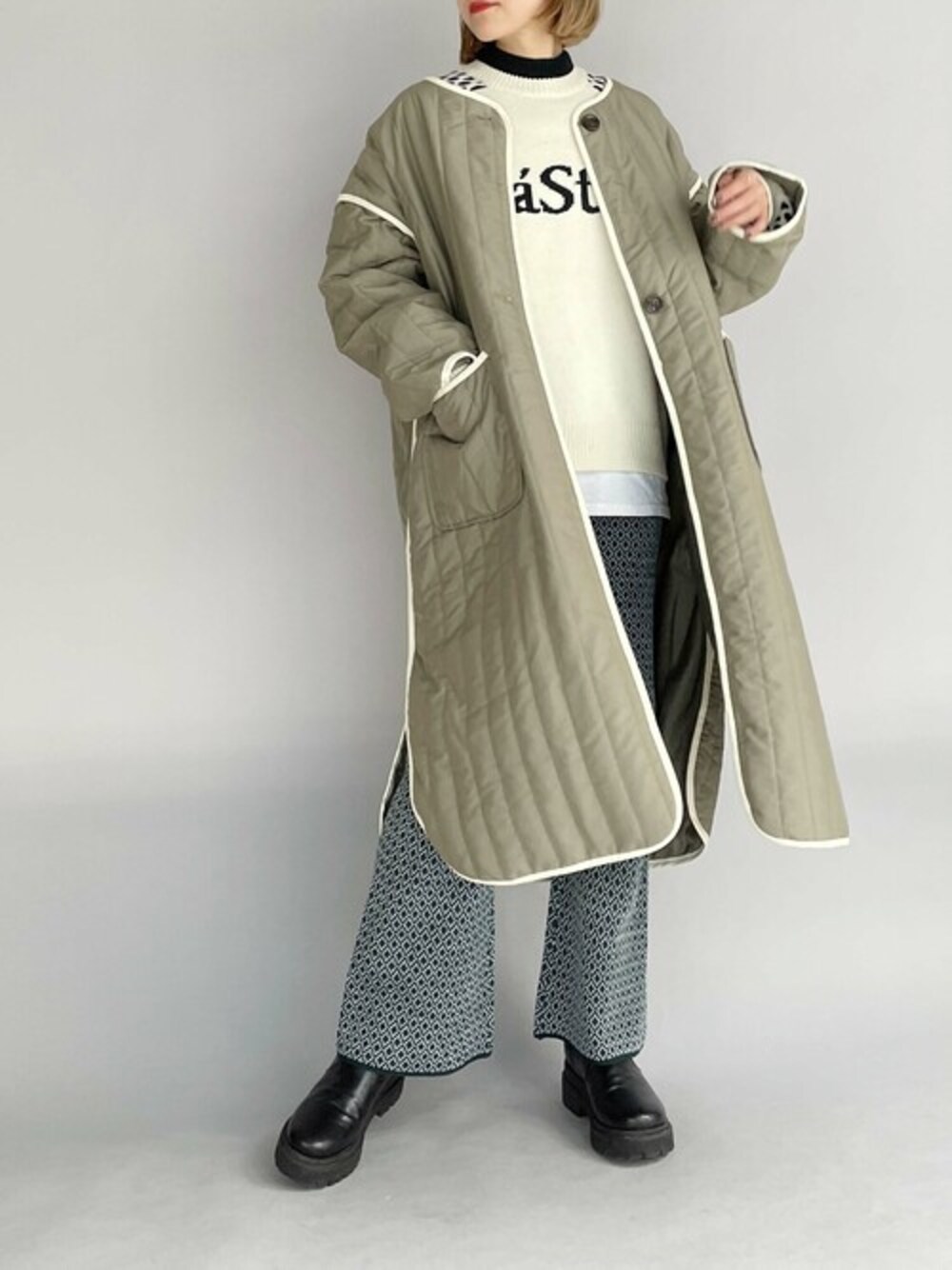 グリーン系のその他アウター、グリーン系のその他パンツを着用したレディースの冬コーディネートの1枚目の写真