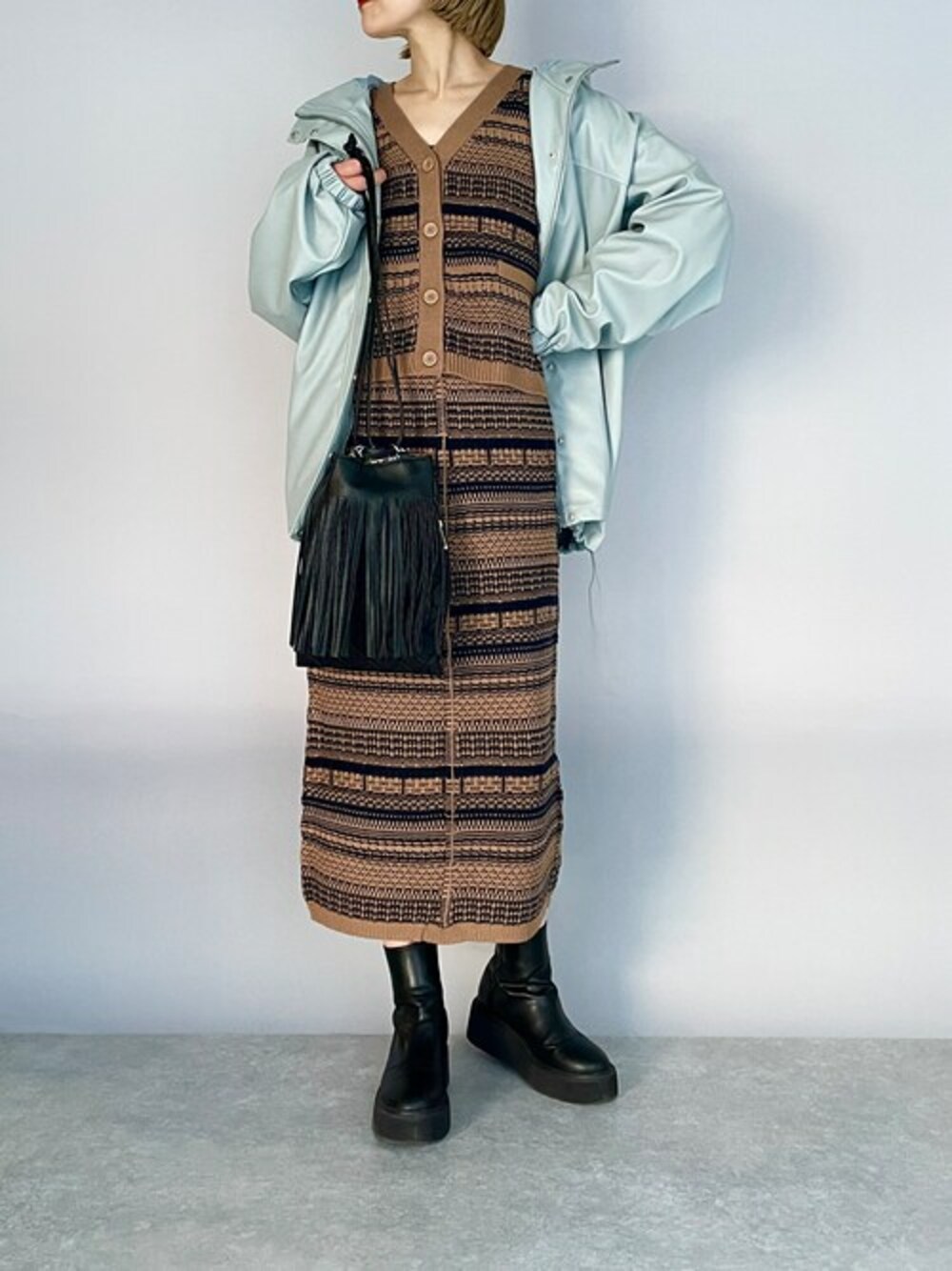 ブルー系のブルゾン、ブラウン系のカーディガン/ボレロ、ブラウン系のスカートを着用したレディースの冬コーディネートの1枚目の写真