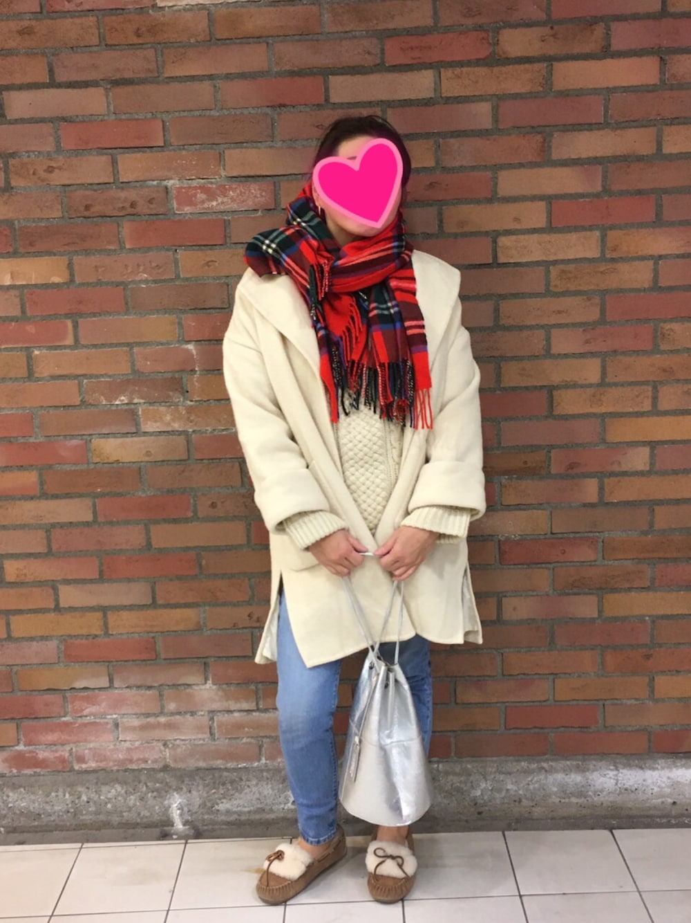 「アラフォー、アラフォーママコーデ」｜「IENAのALEX BEGG チェックストール◆（マフラー、レッド系）」を使った、くろくまさんさん（レディース・163cm）の冬コーディネートの1枚目の写真