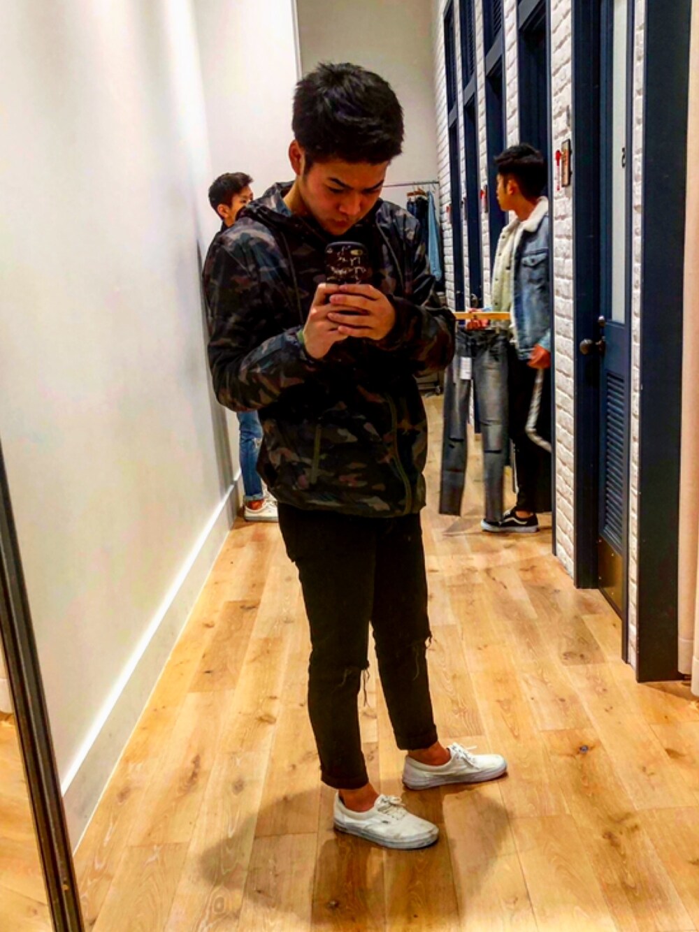 「シンプルコーデ、ootd」｜「ZARAのアイテム（デニムパンツ、ブラック系）」を使った、山木戸稀一さん（メンズ・167cm）の春コーディネートの1枚目の写真