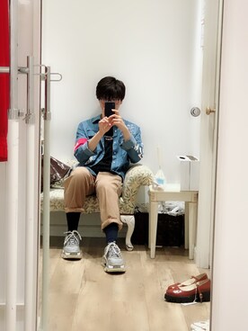 「GU（ジーユー）のアイテム（チノパンツ、ベージュ系）」を使った、何夕さん（メンズ）の夏コーディネート