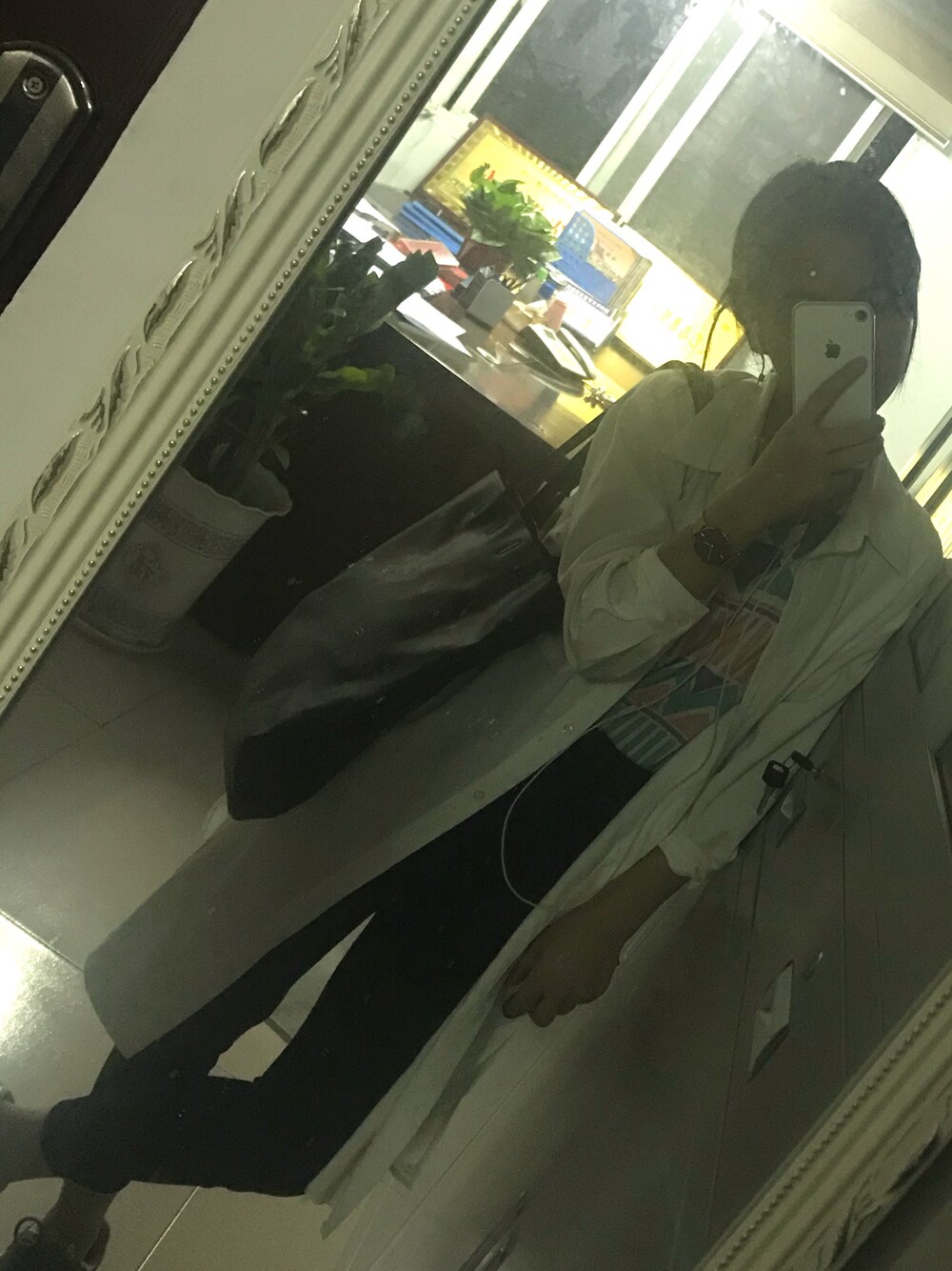 「work day」｜「TOPSHOPのアイテム（デニムパンツ、ブラック系）」を使った、33さん（レディース・155cm）の冬コーディネートの1枚目の写真