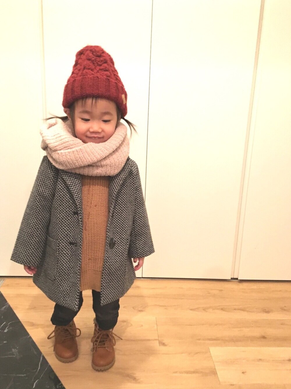 「女の子コーデ、公園」｜「petit mainのケーブル編みニット帽（ニットキャップ/ビーニー、レッド系）」を使った、K☻M さん（キッズ・90cm）の冬コーディネートの1枚目の写真