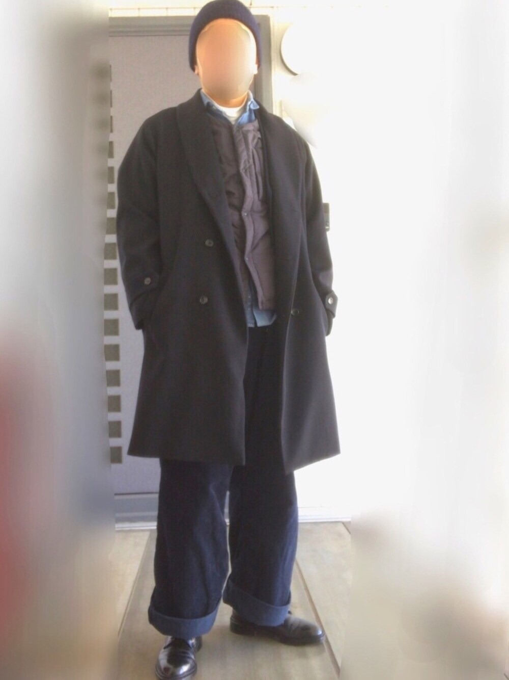 ブルー系のシャツ/ブラウス、ホワイト系のTシャツ/カットソー、ブルー系のその他アウターを着用したメンズの冬コーディネートの1枚目の写真