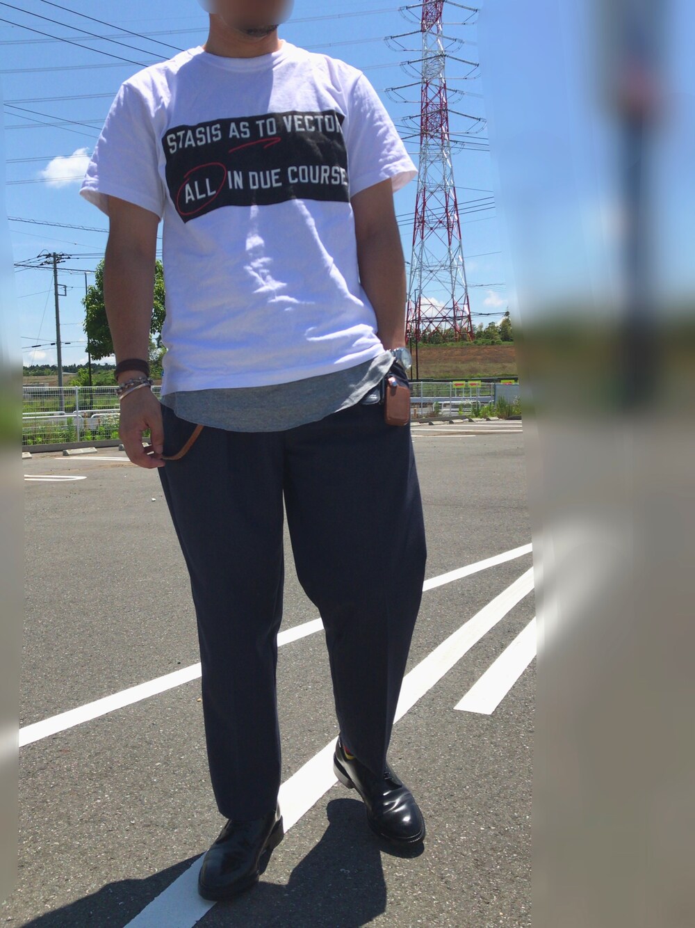 「Tシャツコーデ、タンクトップ、スラックス、革靴、ウォレットチェーン」｜「SacaiのSacai - All in Due Course Tシャツ - men - コットン - 1（Tシャツ/カットソー、ホワイト系）」を使った、orihciさん（メンズ・169cm）の夏コーディネートの1枚目の写真