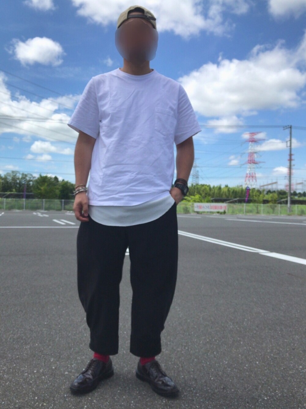 ホワイト系のTシャツ/カットソー、ホワイト系のタンクトップ、レッド系のドレスシューズを着用したメンズの夏コーディネートの1枚目の写真