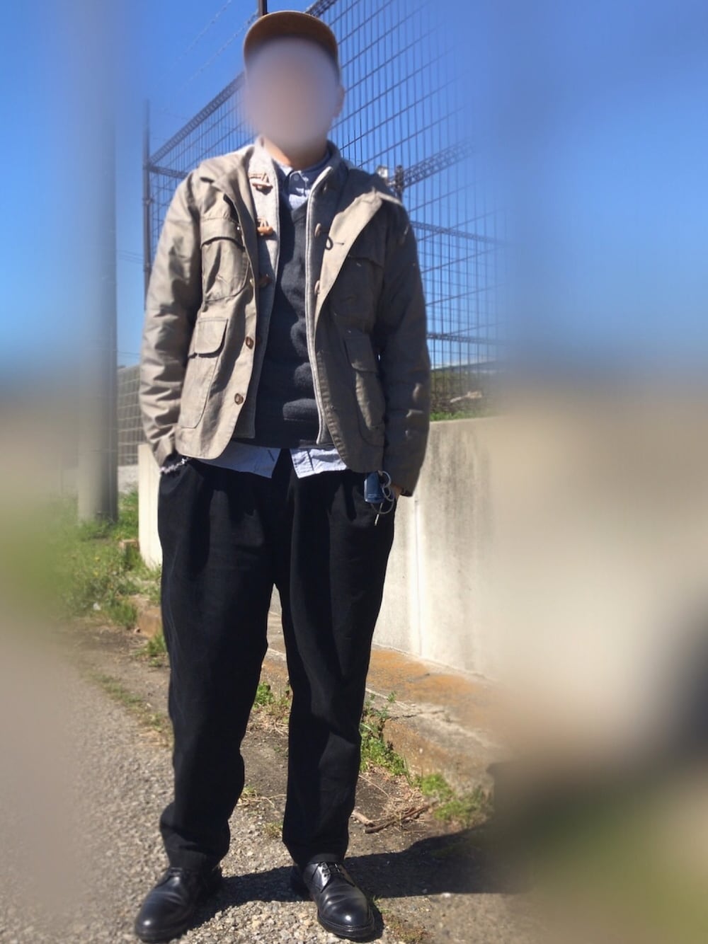 「キャップ、ムスタン、ワイドテーパードパンツ、ニットベスト、ウォレットチェーン」｜「Hender SchemeのHender Scheme 2 tone cap (bs-c-ttc)（キャップ、グリーン系）」を使った、orihciさん（メンズ・169cm）の春コーディネートの1枚目の写真