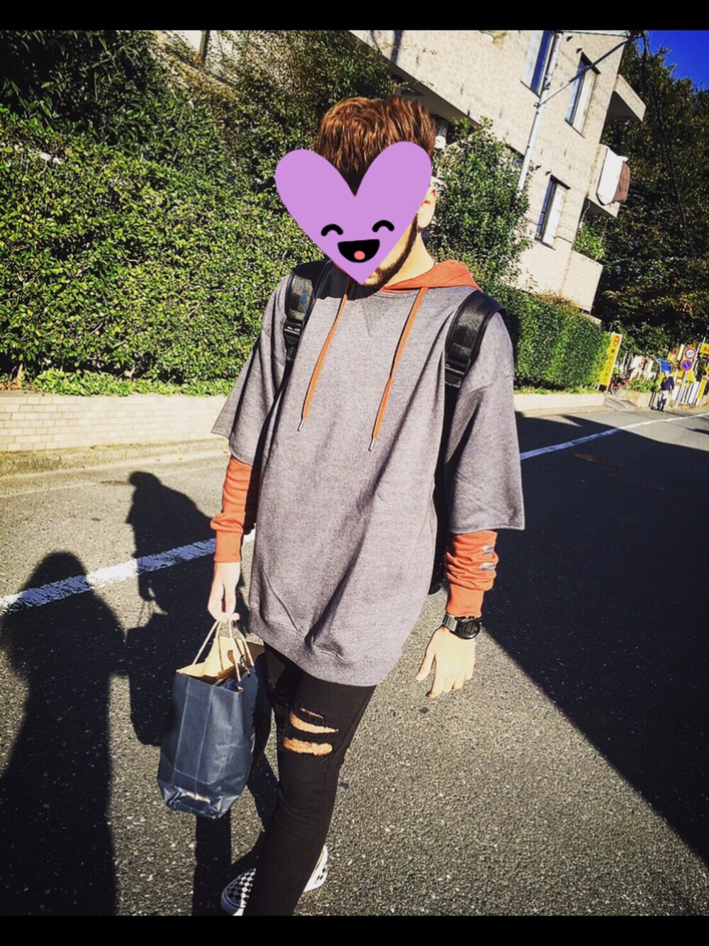 「ootd、スキニーデニム、ダメージデニムパンツ、ストリート、streetstyle、street、ZARA、H&M、VANS、Bershka」｜「ZARAのアイテム（Tシャツ/カットソー、グレー系）」を使った、Khan Shaheemさん（メンズ・175cm）の春コーディネートの1枚目の写真