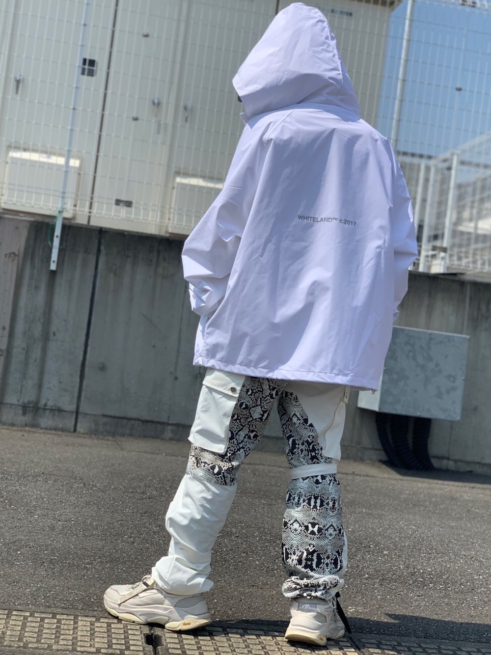 ホワイト系のブルゾンを着用したレディースの秋コーディネートの1枚目の写真