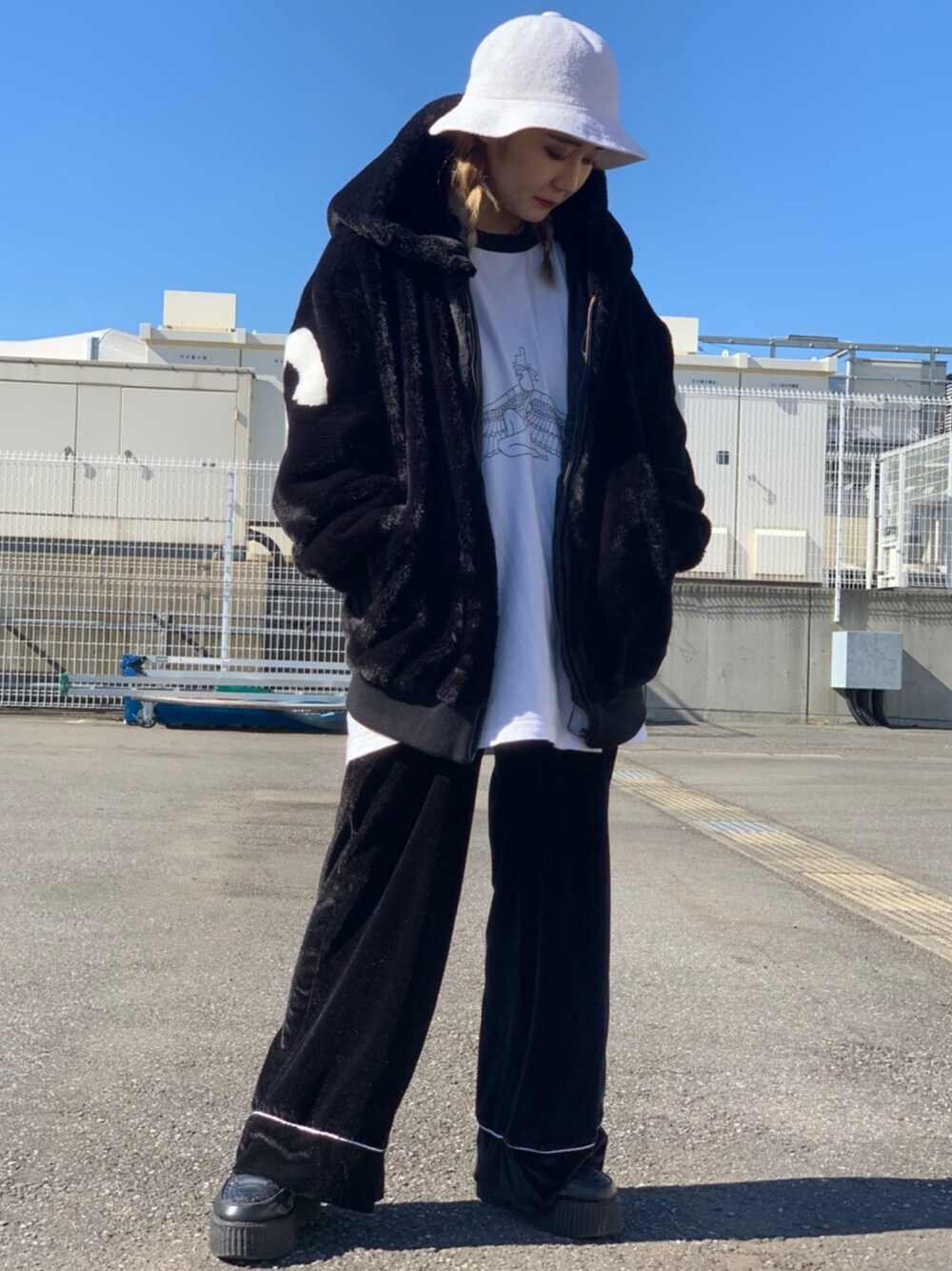 「ファー、ストリート、LHP、ファーブルゾン、guess、lhpprivatelab、やっぱりストリートが好き」｜「Guessの【WEB限定】別注GUESS/ゲス/ビックロゴファーブルゾン（ブルゾン、ブラック系）」を使った、yunaさん（レディース・155cm）の秋コーディネートの1枚目の写真