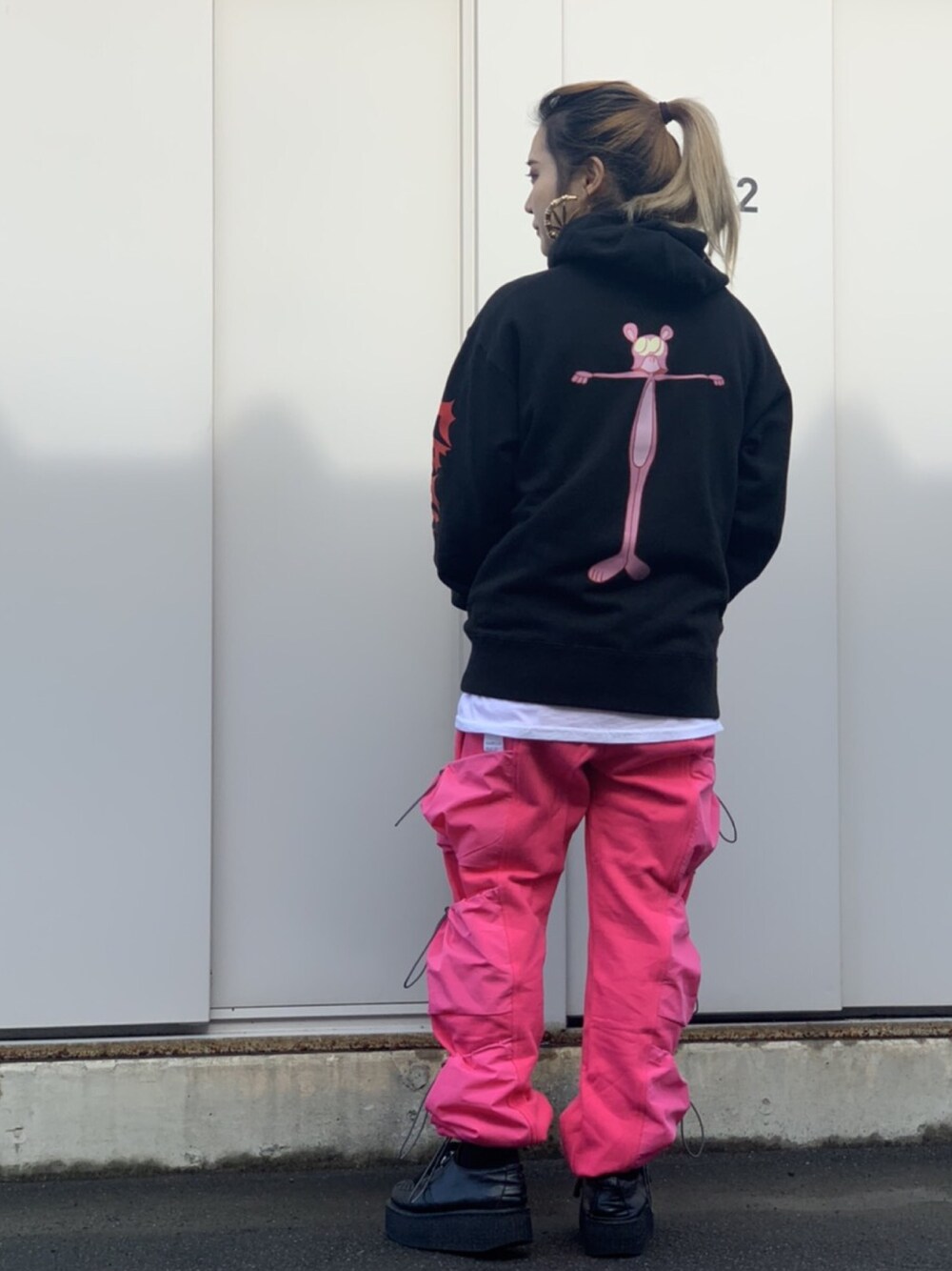 ピンク系のスウェットパンツ、ピンク系のその他パンツ、ピンク系のスウェットパンツを着用したレディースの冬コーディネートの1枚目の写真