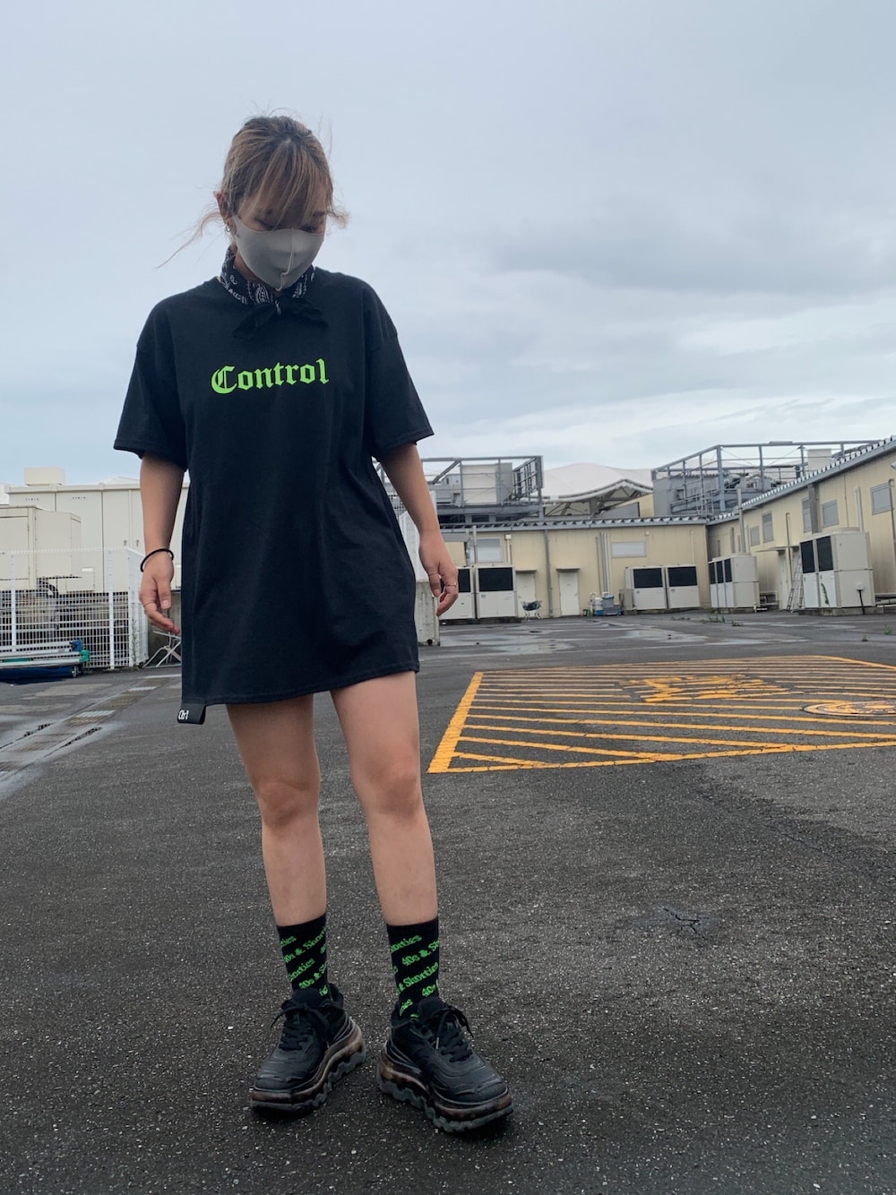 「LHP、LHPWOMEN、lhpprivatelab、ストリート、韓国ファッション、ootd、ロゴT、ビリーアイリッシュ」｜「Ctr1のCtr1/コントロール/LOGO TEE/ロゴTシャツ（Tシャツ/カットソー、ブラック系）」を使った、yunaさん（レディース・155cm）の夏コーディネートの1枚目の写真