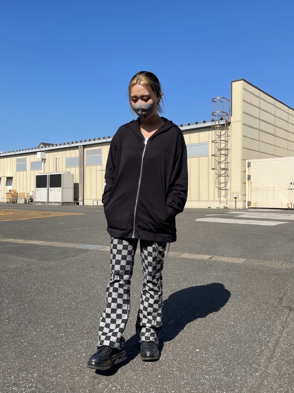 「チョコ色に染まれ、LHP、lhpprivatelab、RICK OWENS、Chanpion、ootd、ストリート、モードストリート」｜「Rick Owensのアイテム（パーカー、ブラック系）」を使った、yunaさん（レディース・155cm）の冬コーディネートの1枚目の写真