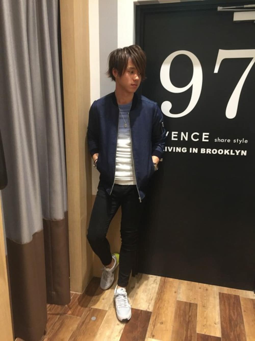 ブルー系のMA-1、ブルー系のTシャツ/カットソー、ブラック系のその他パンツを着用したメンズの春コーディネートの1枚目の写真