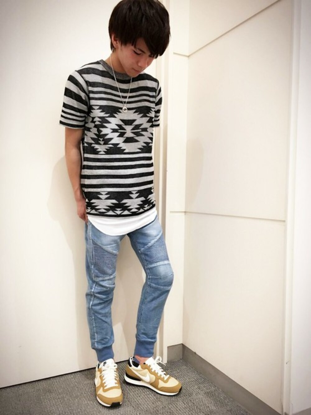 グレー系のTシャツ/カットソー、ホワイト系のTシャツ/カットソー、ブルー系のデニムパンツを着用したメンズの春コーディネートの1枚目の写真