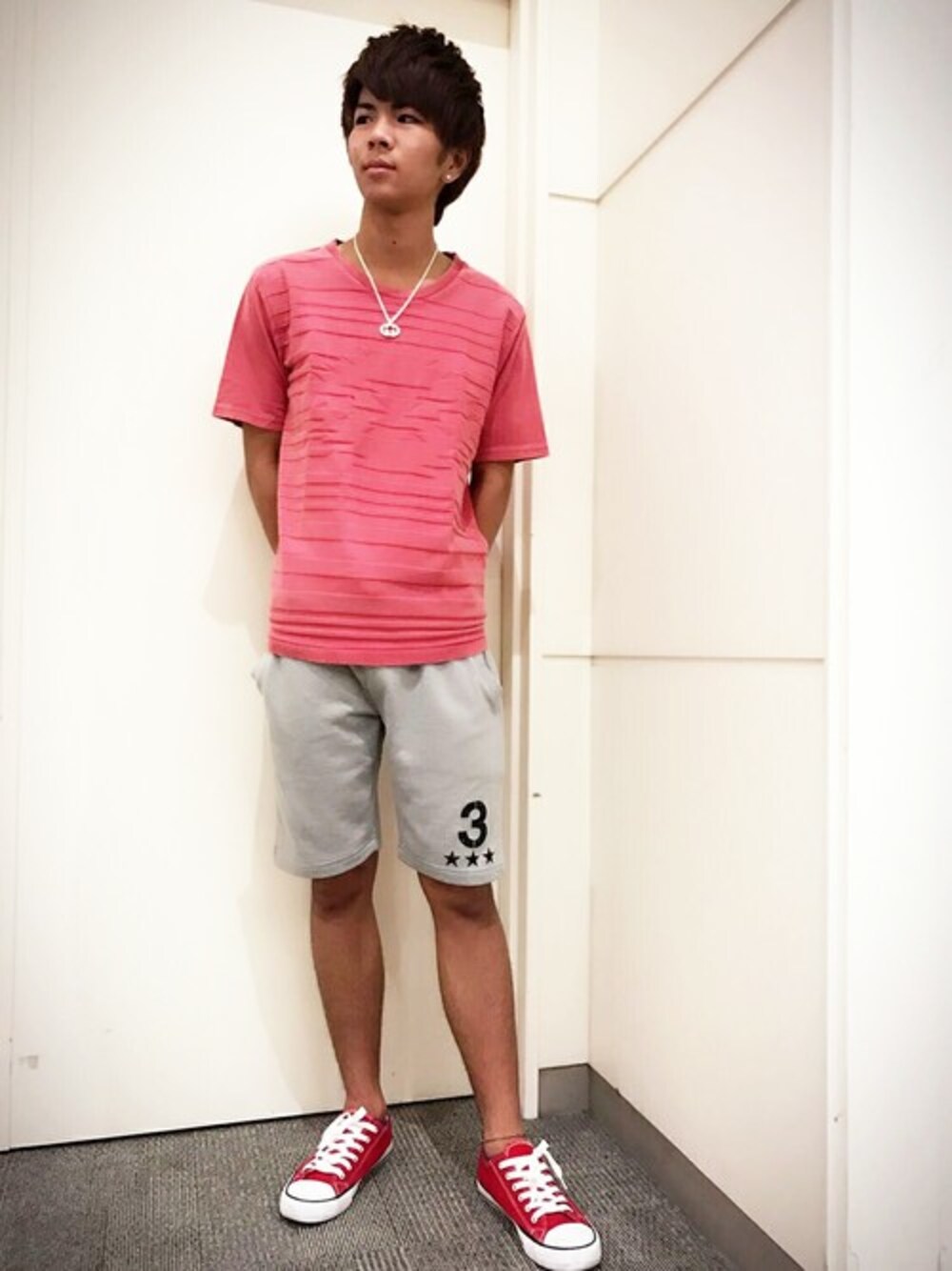 ピンク系のTシャツ/カットソー、グレー系のその他パンツを着用したメンズの夏コーディネートの1枚目の写真