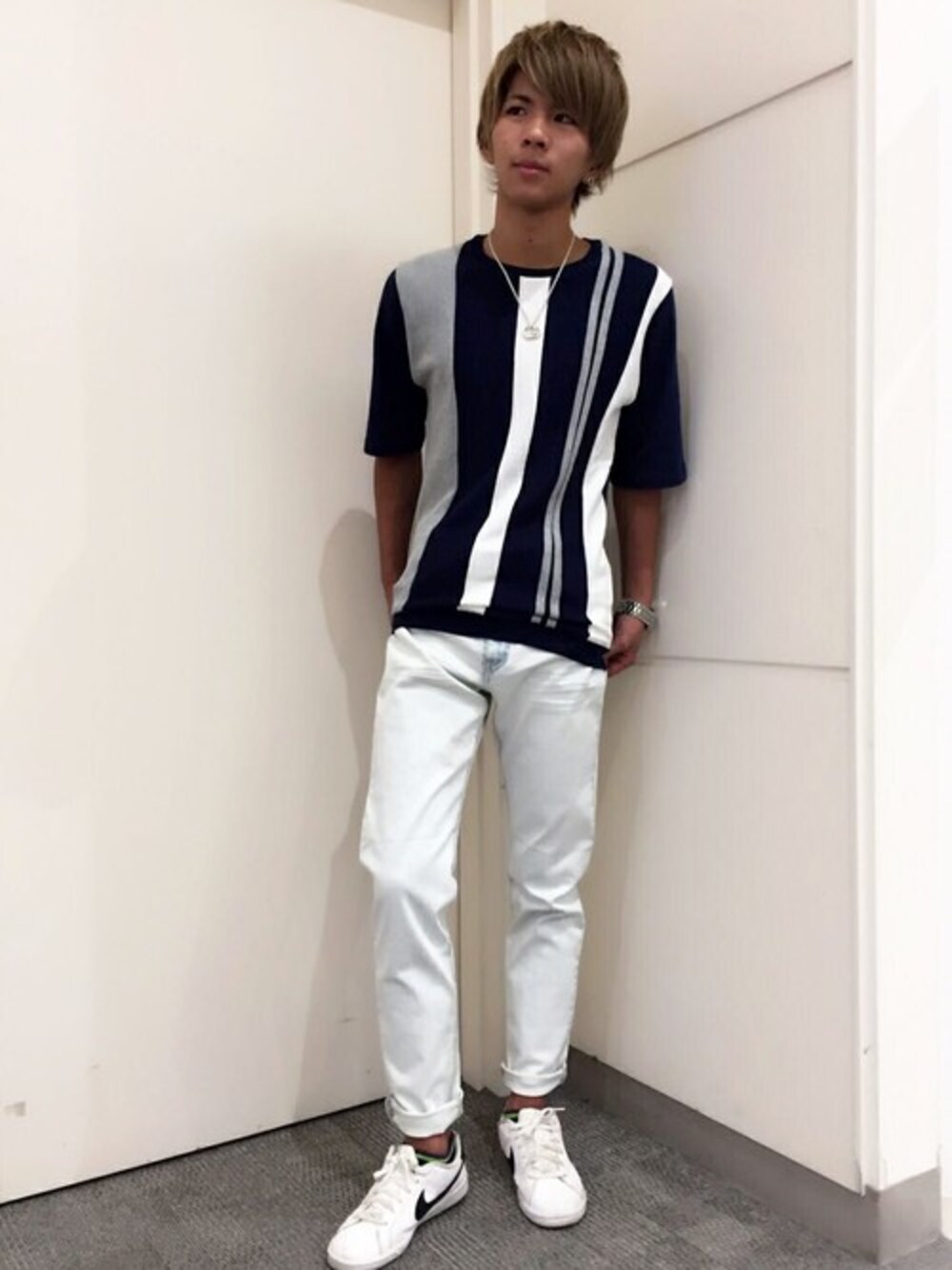 ブルー系のTシャツ/カットソー、ブルー系のデニムパンツを着用したメンズの秋コーディネートの1枚目の写真