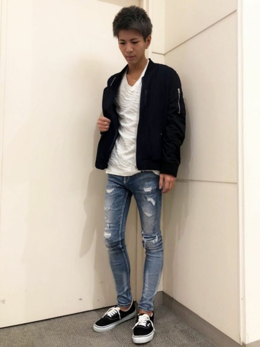 ブルー系のブルゾン、ホワイト系のTシャツ/カットソーを着用したメンズの秋コーディネートの1枚目の写真