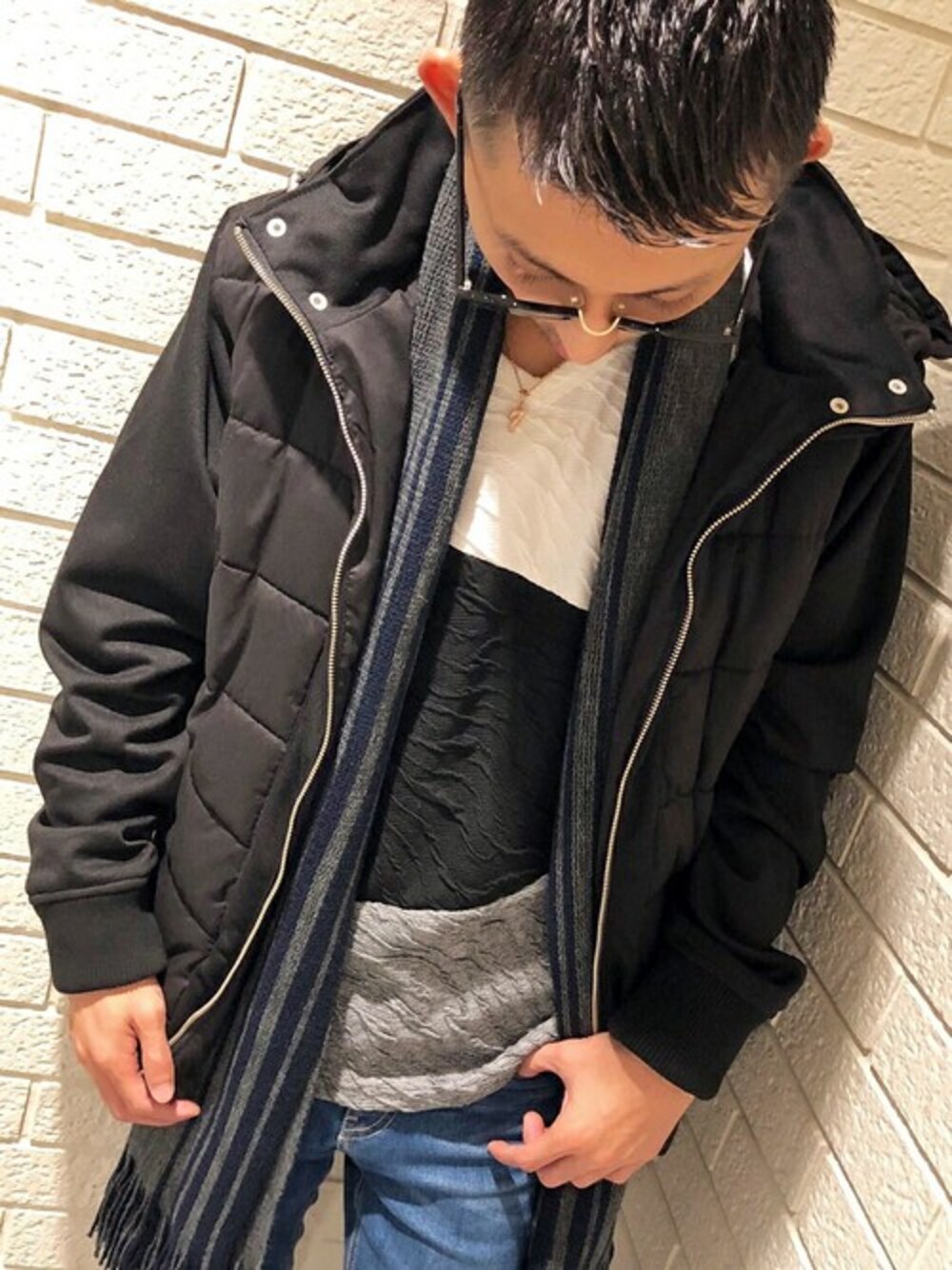 ブラック系のブルゾン、その他のTシャツ/カットソー、ブルー系のマフラーを着用したメンズの冬コーディネートの1枚目の写真