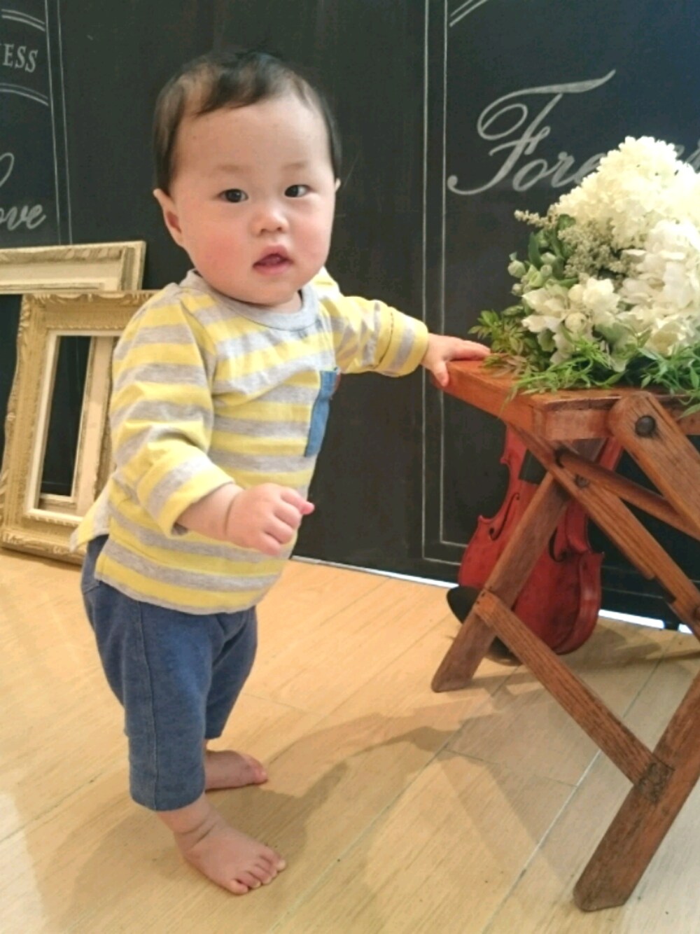 イエロー系のTシャツ/カットソー、ブルー系のママ&ベビーを着用したキッズの春コーディネートの1枚目の写真