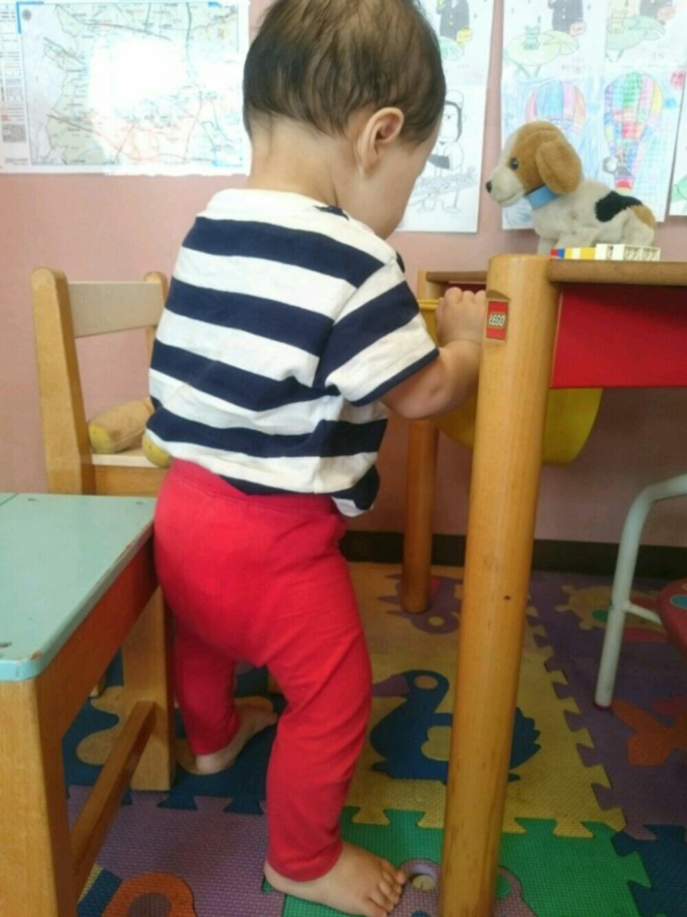 ブルー系のその他トップス、レッド系のパンツを着用したキッズの夏コーディネートの1枚目の写真