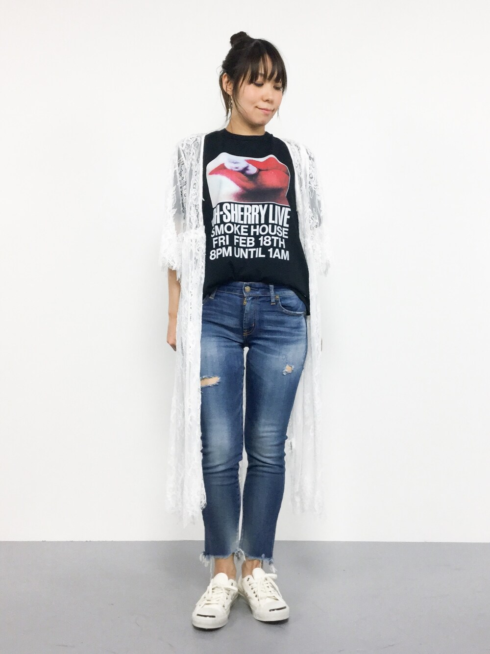 「スニーカー、デニム、カジュアル、Tシャツ、summer、レース、ガウン、パンツスタイル、夏コーデ、切りっぱなしデニム」｜「archivesのレースガウンワンピース（ワンピース、ホワイト系）」を使った、SUBさん（レディース・154cm）の夏コーディネートの1枚目の写真