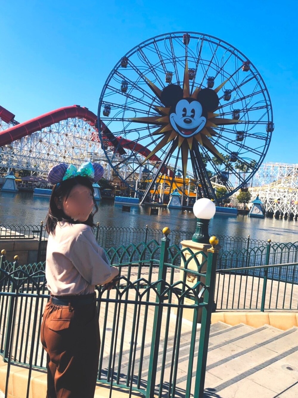 「california、Disneyland、LA、旅キブン」｜「GUのアイテム（シャツ/ブラウス、ベージュ系）」を使った、cocorotimeさん（レディース・155cm）の春コーディネートの1枚目の写真