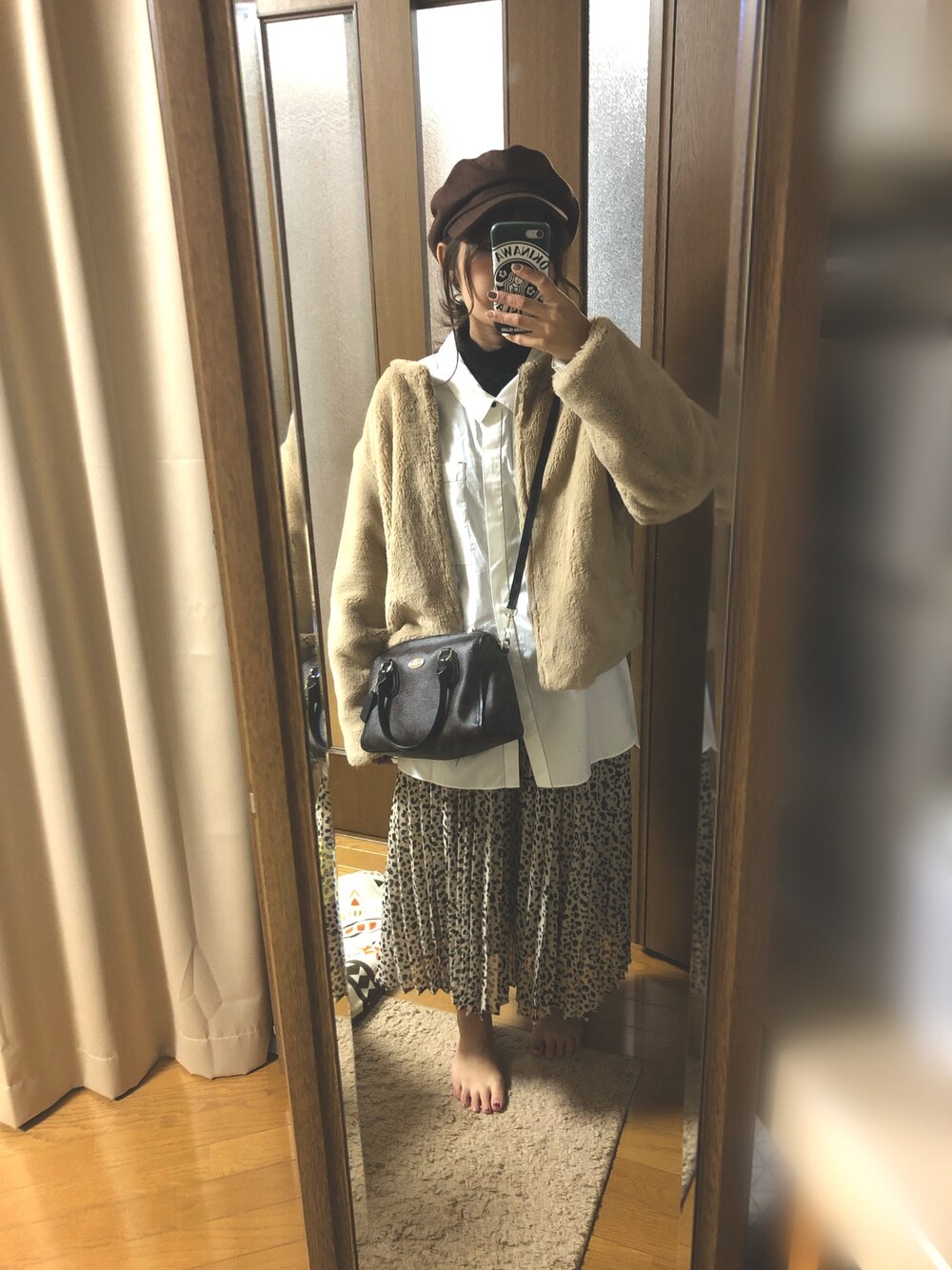 ベージュ系のジャケット/アウター、ベージュ系のスカート、ホワイト系のトップスを着用したレディースの冬コーディネートの1枚目の写真